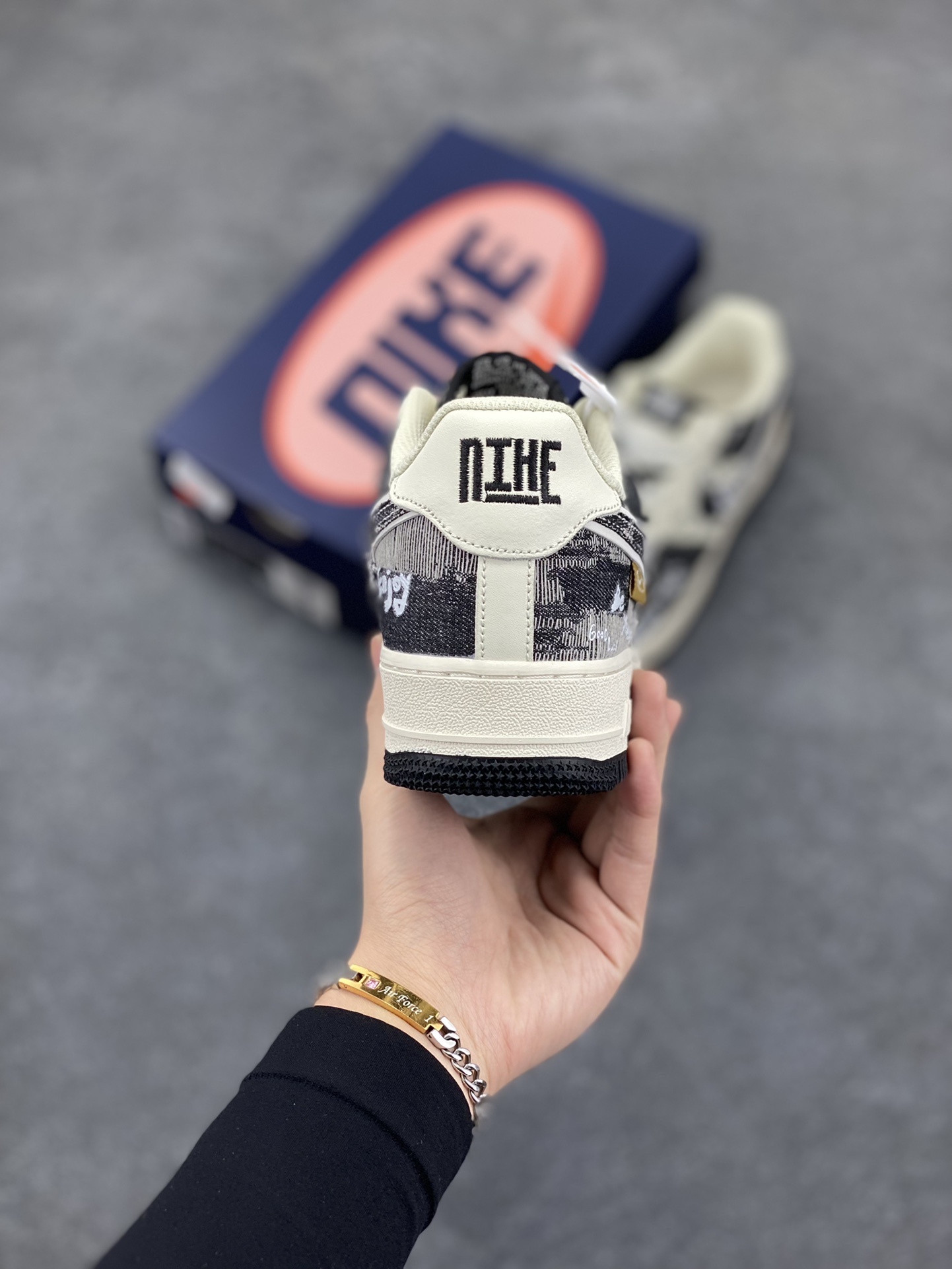 图片[4]-Nike Air Force 1 Low “Black Jeans” “涂鸦黑牛仔”空军一号低帮休闲运动板鞋  在城市的角落，有个充满创意与热情的街头涂鸦艺术家。他对牛仔布料情有独钟，尤其是那经典的黑色牛仔，在他眼中，每一条黑牛仔都是一块等待被赋予灵魂的画布，创作一系列涂鸦牛仔服饰  货号：FB0607-660  尺码：36 36.5 37.5 38 38.5 39 40 40.5 41 42 42.5 43 44 44.5 45-选品中心