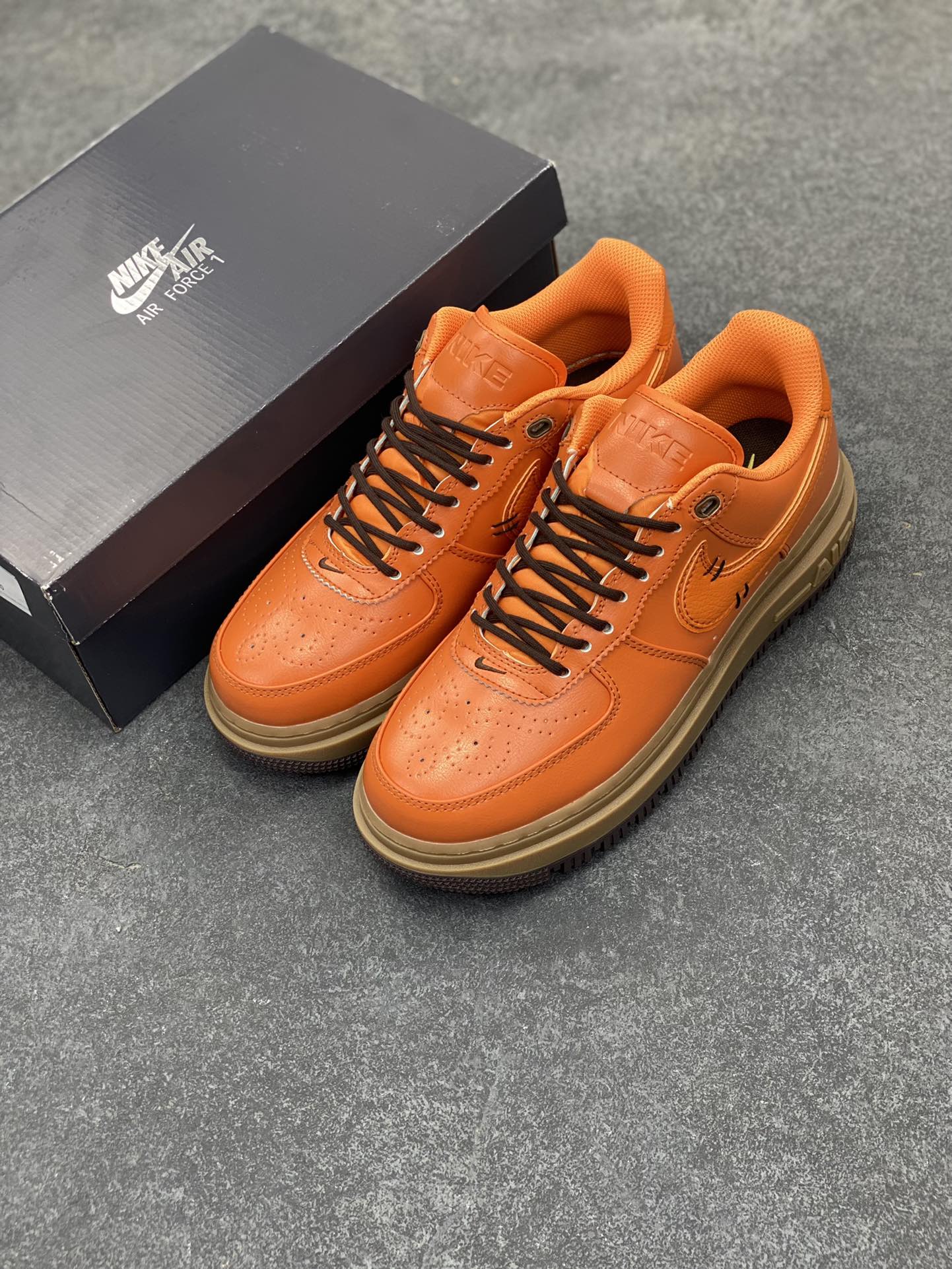 图片[8]-Nike Air Force 1 ’07 Low 空军一号低帮百搭休闲运动板鞋。柔软、弹性十足的缓震性能和出色的中底设计，横跨复古与现代的外型结合，造就出风靡全球三十多年的Force 1，直到今天还深受青睐 货号：DN2451-800 尺码：36 36.5 37.5 38 38.5 39 40 40.5 41 42 42.5 43 44 44.5 45-选品中心