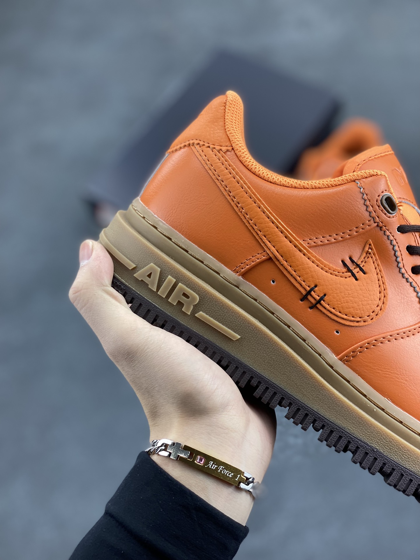 图片[6]-Nike Air Force 1 ’07 Low 空军一号低帮百搭休闲运动板鞋。柔软、弹性十足的缓震性能和出色的中底设计，横跨复古与现代的外型结合，造就出风靡全球三十多年的Force 1，直到今天还深受青睐 货号：DN2451-800 尺码：36 36.5 37.5 38 38.5 39 40 40.5 41 42 42.5 43 44 44.5 45-选品中心