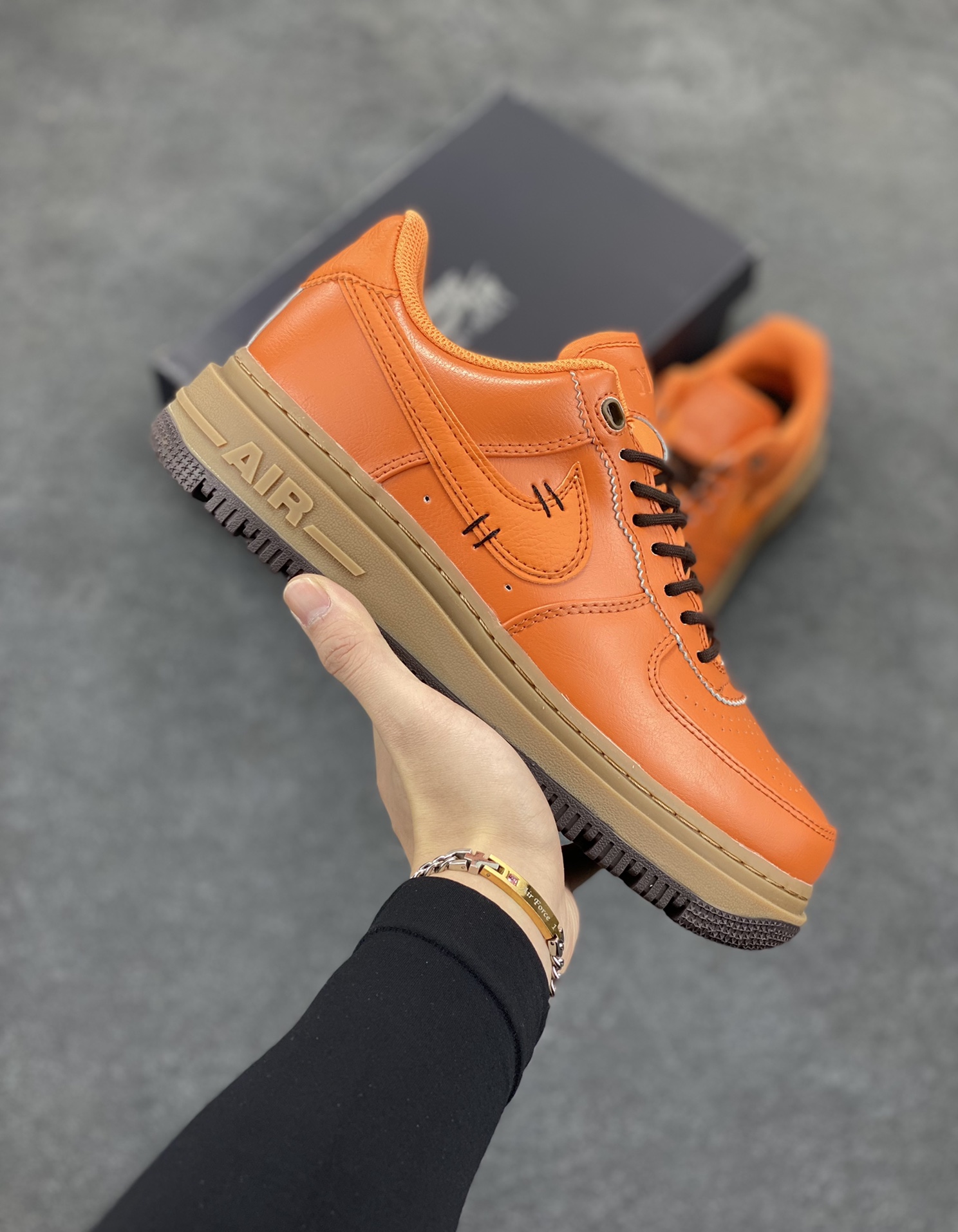 Nike Air Force 1 ’07 Low 空军一号低帮百搭休闲运动板鞋。柔软、弹性十足的缓震性能和出色的中底设计，横跨复古与现代的外型结合，造就出风靡全球三十多年的Force 1，直到今天还深受青睐 货号：DN2451-800 尺码：36 36.5 37.5 38 38.5 39 40 40.5 41 42 42.5 43 44 44.5 45-选品中心