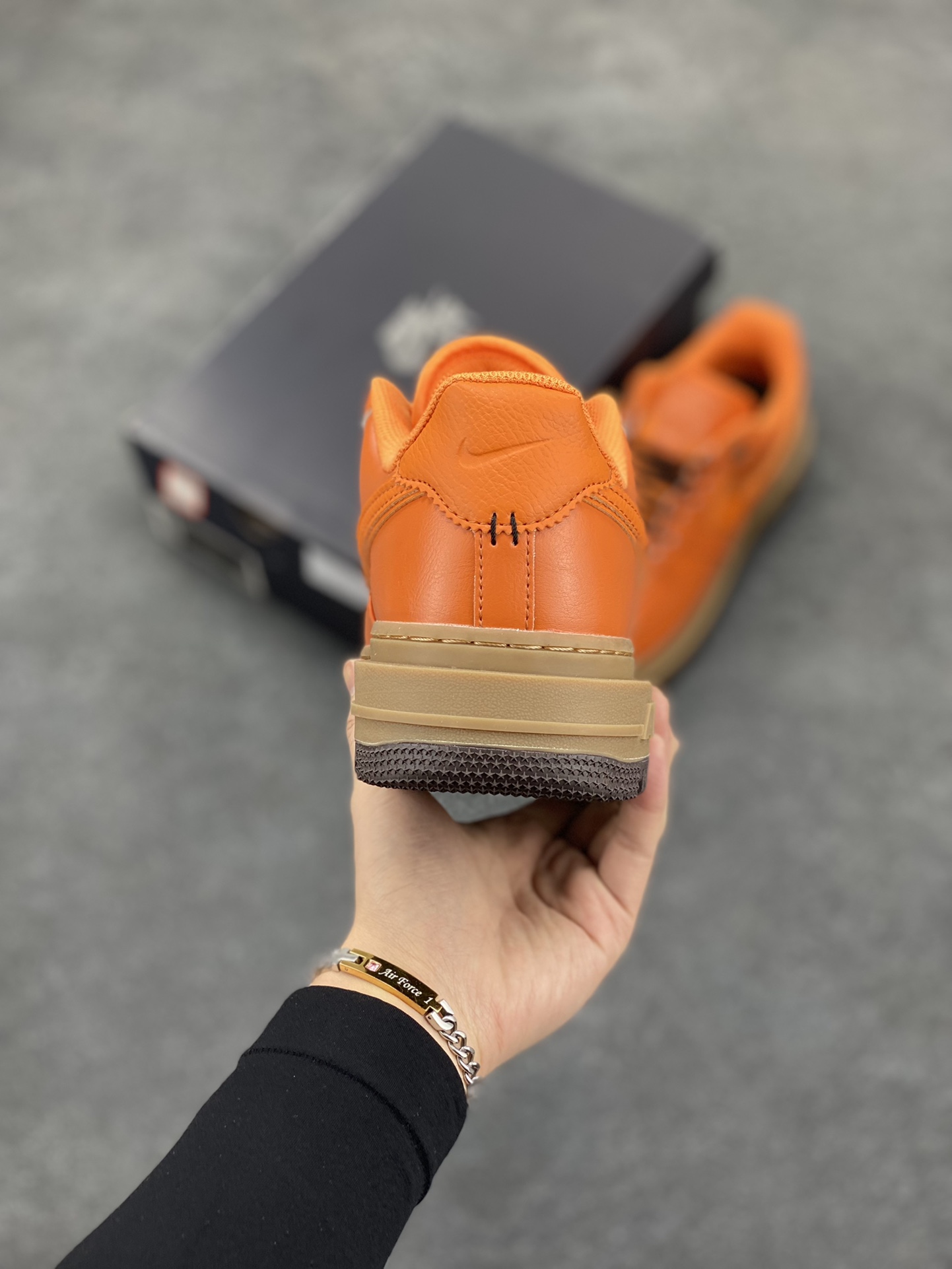 图片[4]-Nike Air Force 1 ’07 Low 空军一号低帮百搭休闲运动板鞋。柔软、弹性十足的缓震性能和出色的中底设计，横跨复古与现代的外型结合，造就出风靡全球三十多年的Force 1，直到今天还深受青睐 货号：DN2451-800 尺码：36 36.5 37.5 38 38.5 39 40 40.5 41 42 42.5 43 44 44.5 45-选品中心