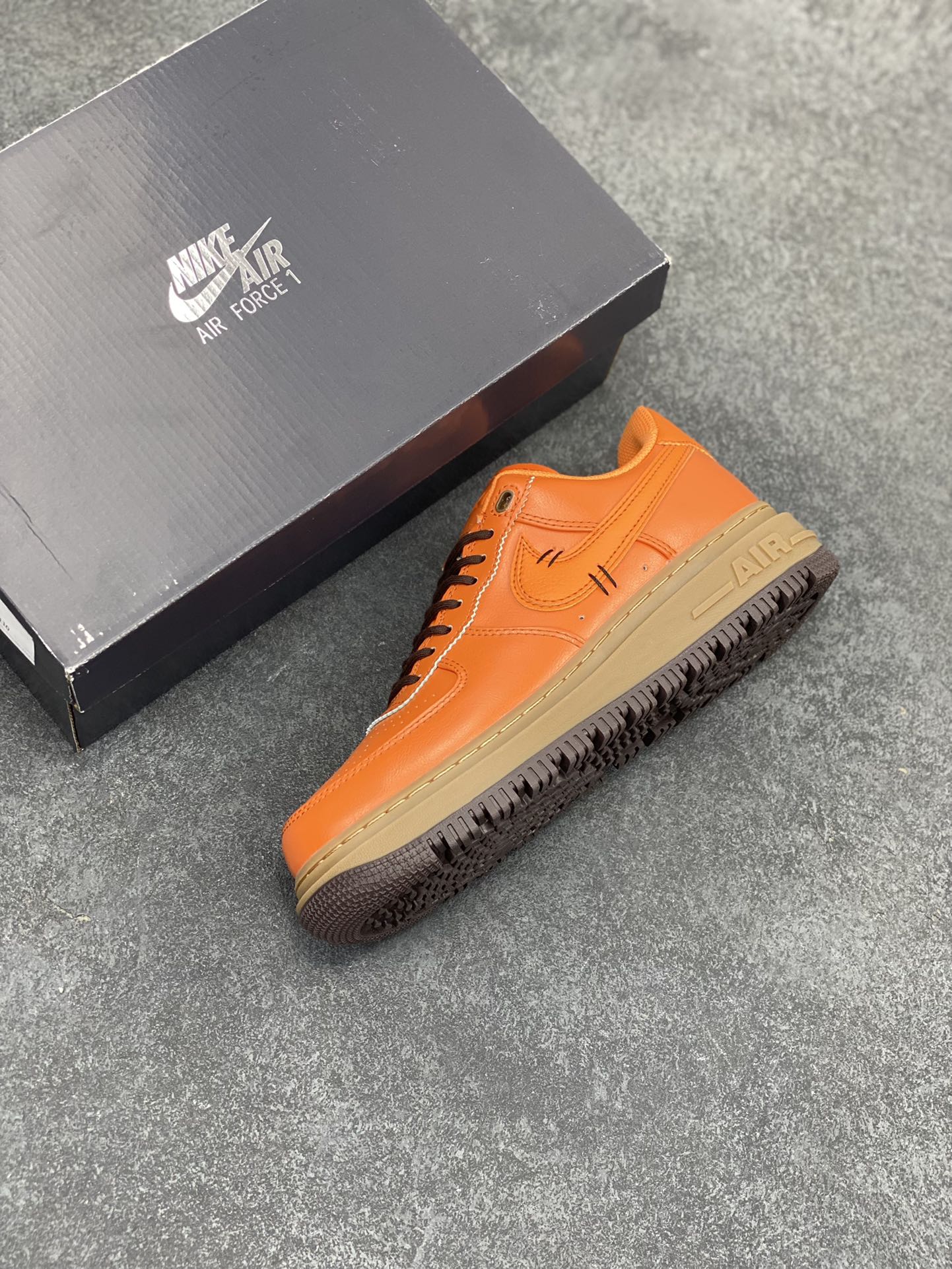 图片[7]-Nike Air Force 1 ’07 Low 空军一号低帮百搭休闲运动板鞋。柔软、弹性十足的缓震性能和出色的中底设计，横跨复古与现代的外型结合，造就出风靡全球三十多年的Force 1，直到今天还深受青睐 货号：DN2451-800 尺码：36 36.5 37.5 38 38.5 39 40 40.5 41 42 42.5 43 44 44.5 45-选品中心