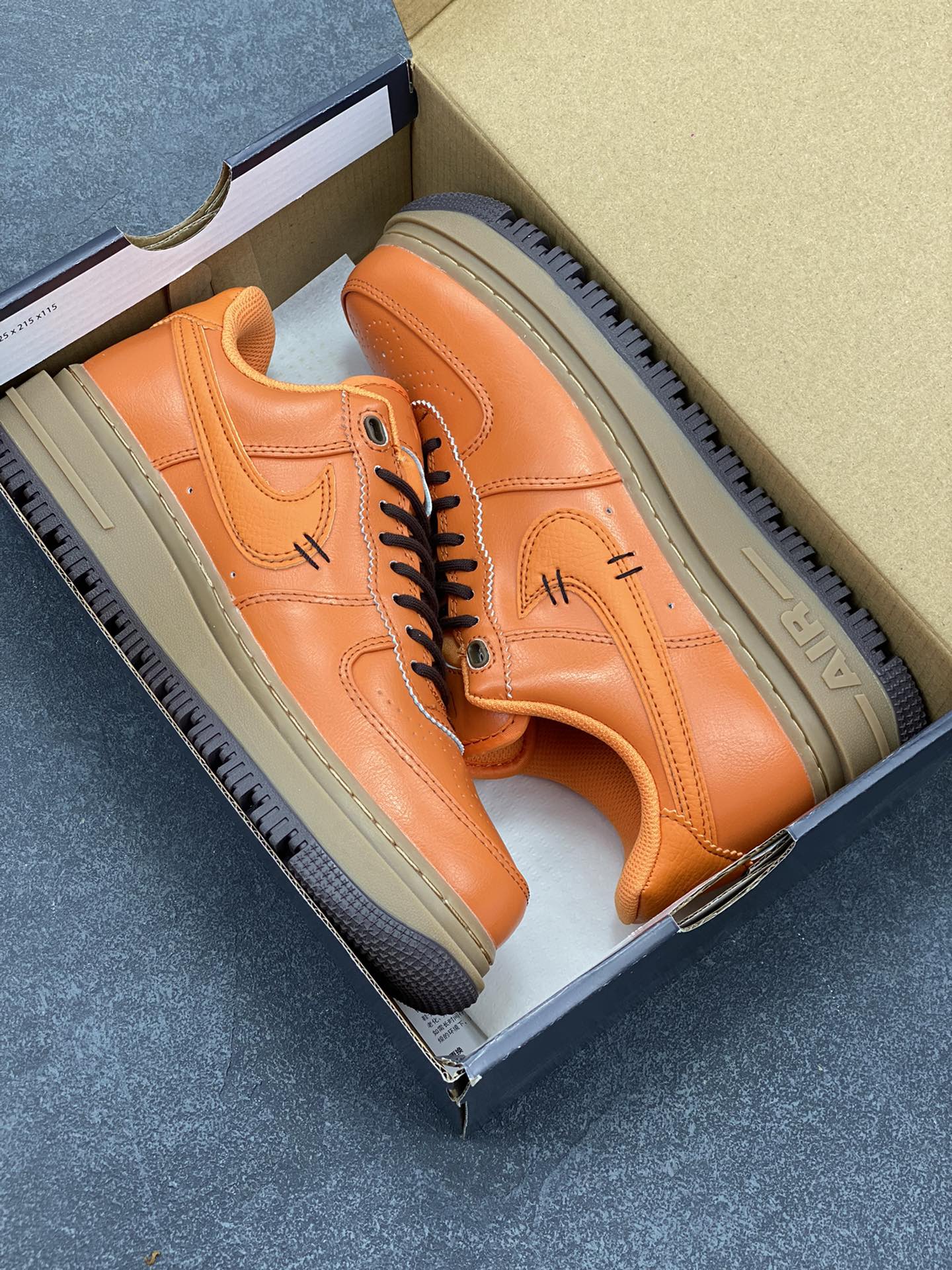 图片[9]-Nike Air Force 1 ’07 Low 空军一号低帮百搭休闲运动板鞋。柔软、弹性十足的缓震性能和出色的中底设计，横跨复古与现代的外型结合，造就出风靡全球三十多年的Force 1，直到今天还深受青睐 货号：DN2451-800 尺码：36 36.5 37.5 38 38.5 39 40 40.5 41 42 42.5 43 44 44.5 45-选品中心