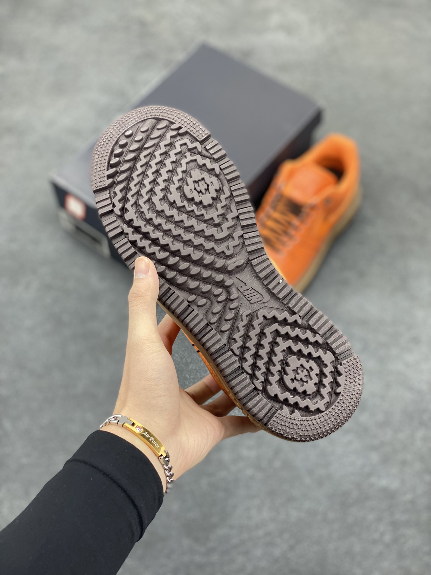 图片[5]-Nike Air Force 1 ’07 Low 空军一号低帮百搭休闲运动板鞋。柔软、弹性十足的缓震性能和出色的中底设计，横跨复古与现代的外型结合，造就出风靡全球三十多年的Force 1，直到今天还深受青睐 货号：DN2451-800 尺码：36 36.5 37.5 38 38.5 39 40 40.5 41 42 42.5 43 44 44.5 45-选品中心