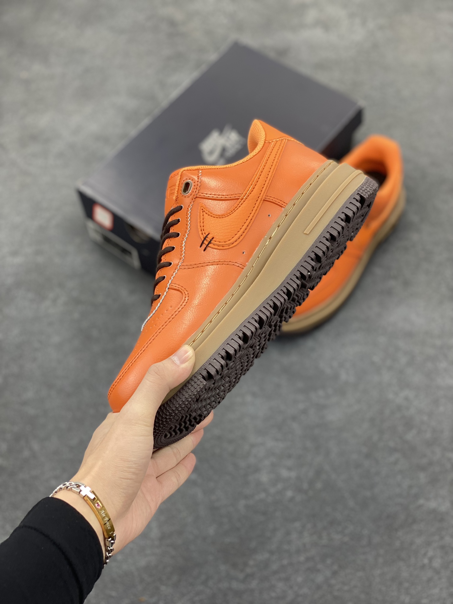 图片[3]-Nike Air Force 1 ’07 Low 空军一号低帮百搭休闲运动板鞋。柔软、弹性十足的缓震性能和出色的中底设计，横跨复古与现代的外型结合，造就出风靡全球三十多年的Force 1，直到今天还深受青睐 货号：DN2451-800 尺码：36 36.5 37.5 38 38.5 39 40 40.5 41 42 42.5 43 44 44.5 45-选品中心