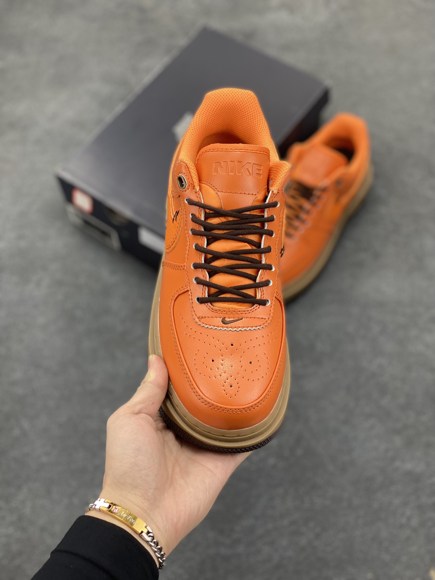 图片[2]-Nike Air Force 1 ’07 Low 空军一号低帮百搭休闲运动板鞋。柔软、弹性十足的缓震性能和出色的中底设计，横跨复古与现代的外型结合，造就出风靡全球三十多年的Force 1，直到今天还深受青睐 货号：DN2451-800 尺码：36 36.5 37.5 38 38.5 39 40 40.5 41 42 42.5 43 44 44.5 45-选品中心