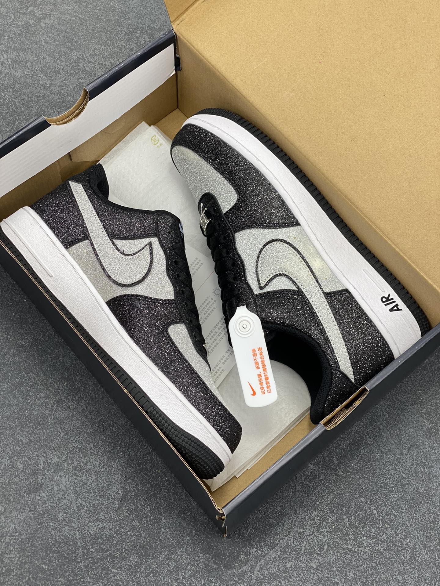 图片[9]-福利特价 Nike Air Force 1 Low 熊猫黑银满天星 原楦头原纸板 打造纯正空军版型 专注外贸渠道 全掌内置蜂窝气垫 原盒配件 原厂中底钢印、拉帮完美 货号：CW2288-002 尺码：36 36.5 37.5 38 38.5 39 40 40.5 41 42 42.5 43 44 44.5 45-选品中心