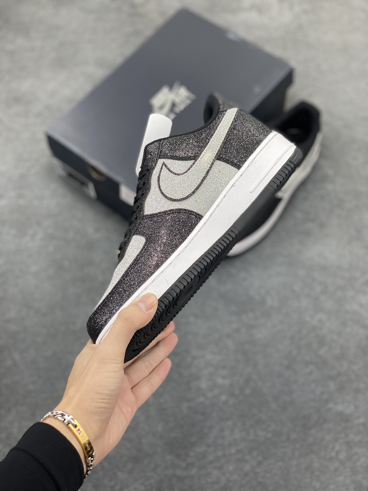 图片[3]-福利特价 Nike Air Force 1 Low 熊猫黑银满天星 原楦头原纸板 打造纯正空军版型 专注外贸渠道 全掌内置蜂窝气垫 原盒配件 原厂中底钢印、拉帮完美 货号：CW2288-002 尺码：36 36.5 37.5 38 38.5 39 40 40.5 41 42 42.5 43 44 44.5 45-选品中心