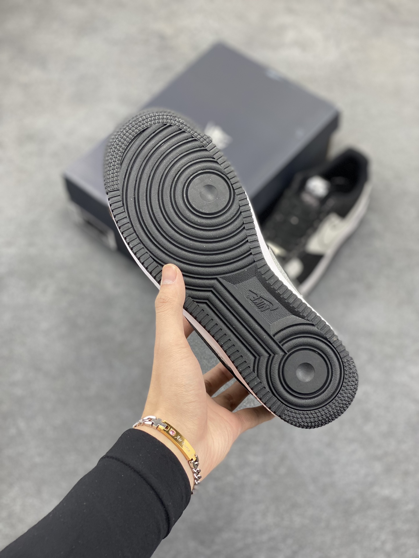 图片[5]-福利特价 Nike Air Force 1 Low 熊猫黑银满天星 原楦头原纸板 打造纯正空军版型 专注外贸渠道 全掌内置蜂窝气垫 原盒配件 原厂中底钢印、拉帮完美 货号：CW2288-002 尺码：36 36.5 37.5 38 38.5 39 40 40.5 41 42 42.5 43 44 44.5 45-选品中心