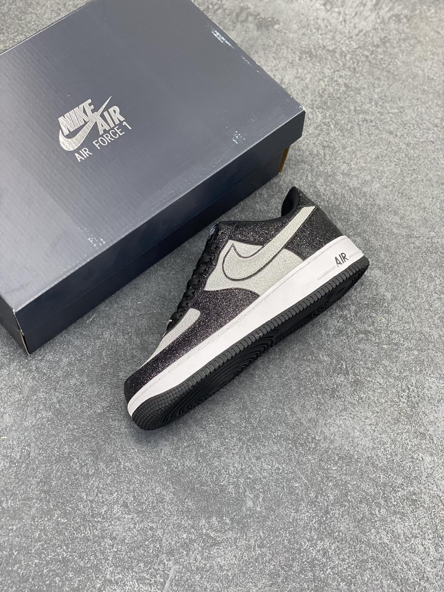 图片[7]-福利特价 Nike Air Force 1 Low 熊猫黑银满天星 原楦头原纸板 打造纯正空军版型 专注外贸渠道 全掌内置蜂窝气垫 原盒配件 原厂中底钢印、拉帮完美 货号：CW2288-002 尺码：36 36.5 37.5 38 38.5 39 40 40.5 41 42 42.5 43 44 44.5 45-选品中心