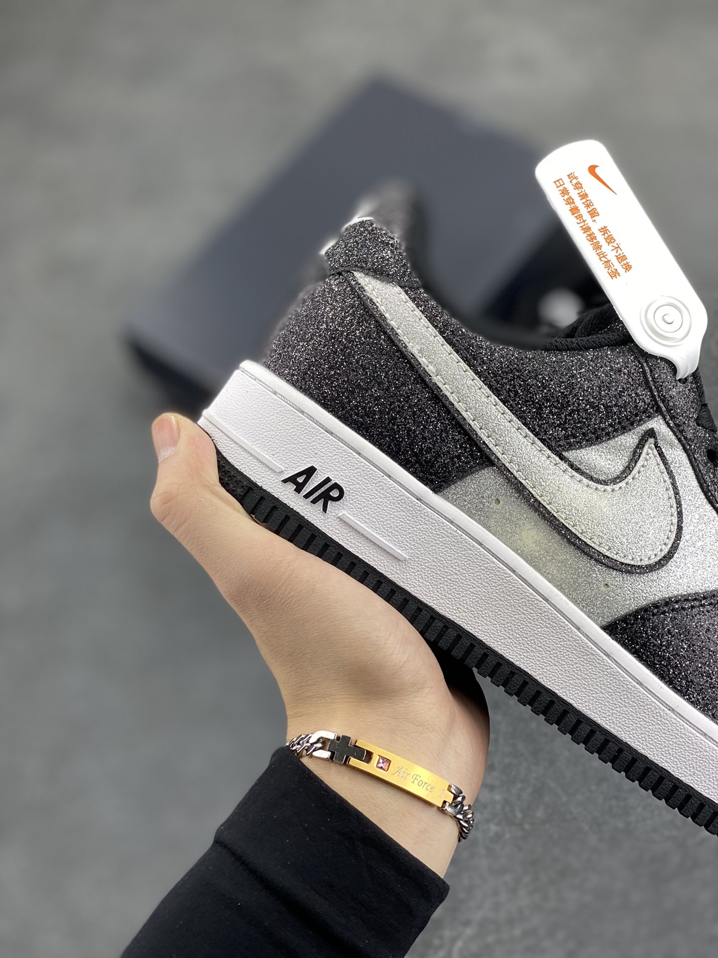图片[6]-福利特价 Nike Air Force 1 Low 熊猫黑银满天星 原楦头原纸板 打造纯正空军版型 专注外贸渠道 全掌内置蜂窝气垫 原盒配件 原厂中底钢印、拉帮完美 货号：CW2288-002 尺码：36 36.5 37.5 38 38.5 39 40 40.5 41 42 42.5 43 44 44.5 45-选品中心