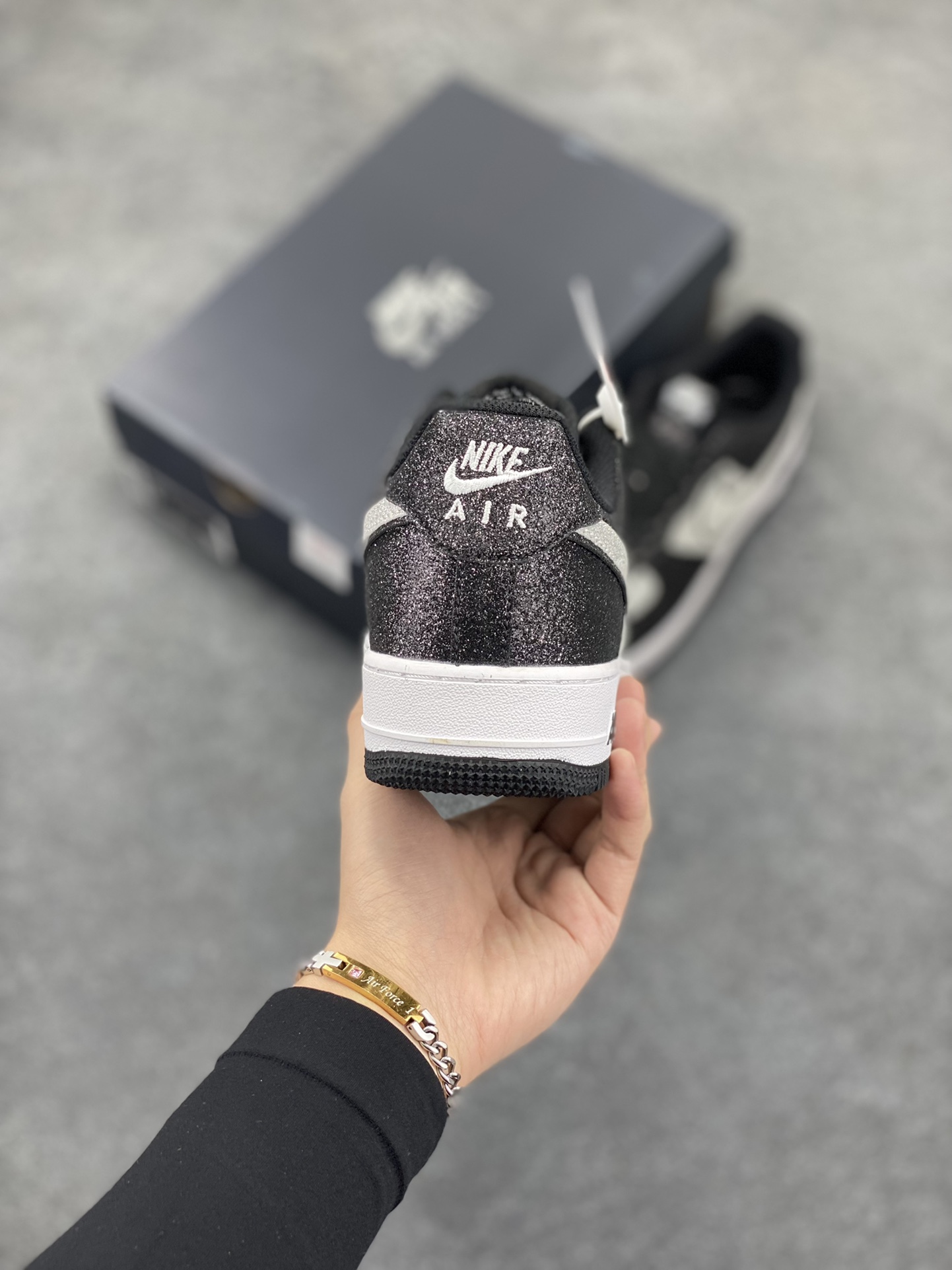 图片[4]-福利特价 Nike Air Force 1 Low 熊猫黑银满天星 原楦头原纸板 打造纯正空军版型 专注外贸渠道 全掌内置蜂窝气垫 原盒配件 原厂中底钢印、拉帮完美 货号：CW2288-002 尺码：36 36.5 37.5 38 38.5 39 40 40.5 41 42 42.5 43 44 44.5 45-选品中心