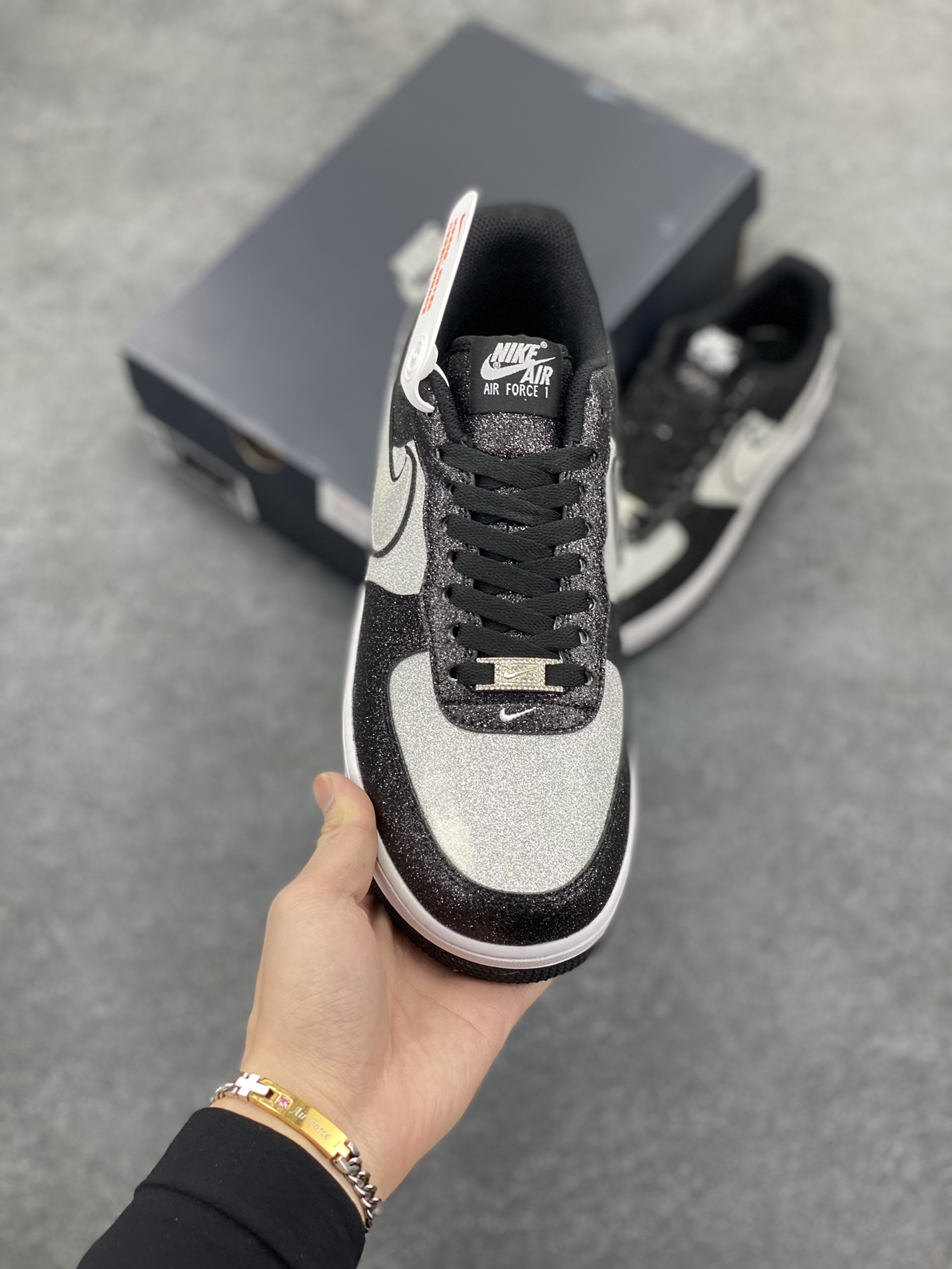 图片[2]-福利特价 Nike Air Force 1 Low 熊猫黑银满天星 原楦头原纸板 打造纯正空军版型 专注外贸渠道 全掌内置蜂窝气垫 原盒配件 原厂中底钢印、拉帮完美 货号：CW2288-002 尺码：36 36.5 37.5 38 38.5 39 40 40.5 41 42 42.5 43 44 44.5 45-选品中心
