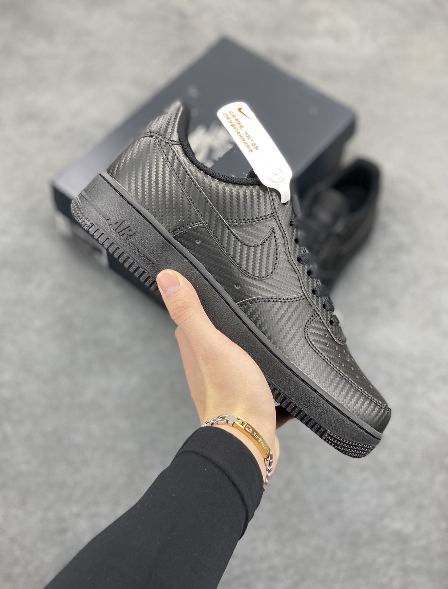 NK Air Force 1 空军一号 碳纤维全黑 原楦头原纸板 打造纯正空军版型#专注外贸渠道 全掌内置蜂窝气垫 #原盒配件 原厂中底钢印、拉帮完美 货号：HF2886-001 尺码：36 36.5 37.5 38 38.5 39 40 40.5 41 42 42.5 43 44 44.5 45-选品中心