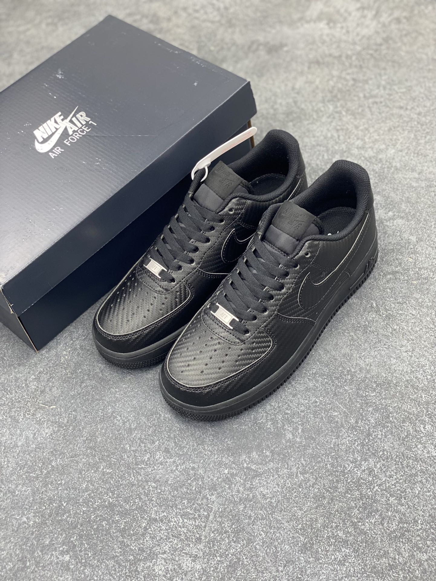 图片[8]-NK Air Force 1 空军一号 碳纤维全黑 原楦头原纸板 打造纯正空军版型#专注外贸渠道 全掌内置蜂窝气垫 #原盒配件 原厂中底钢印、拉帮完美 货号：HF2886-001 尺码：36 36.5 37.5 38 38.5 39 40 40.5 41 42 42.5 43 44 44.5 45-选品中心