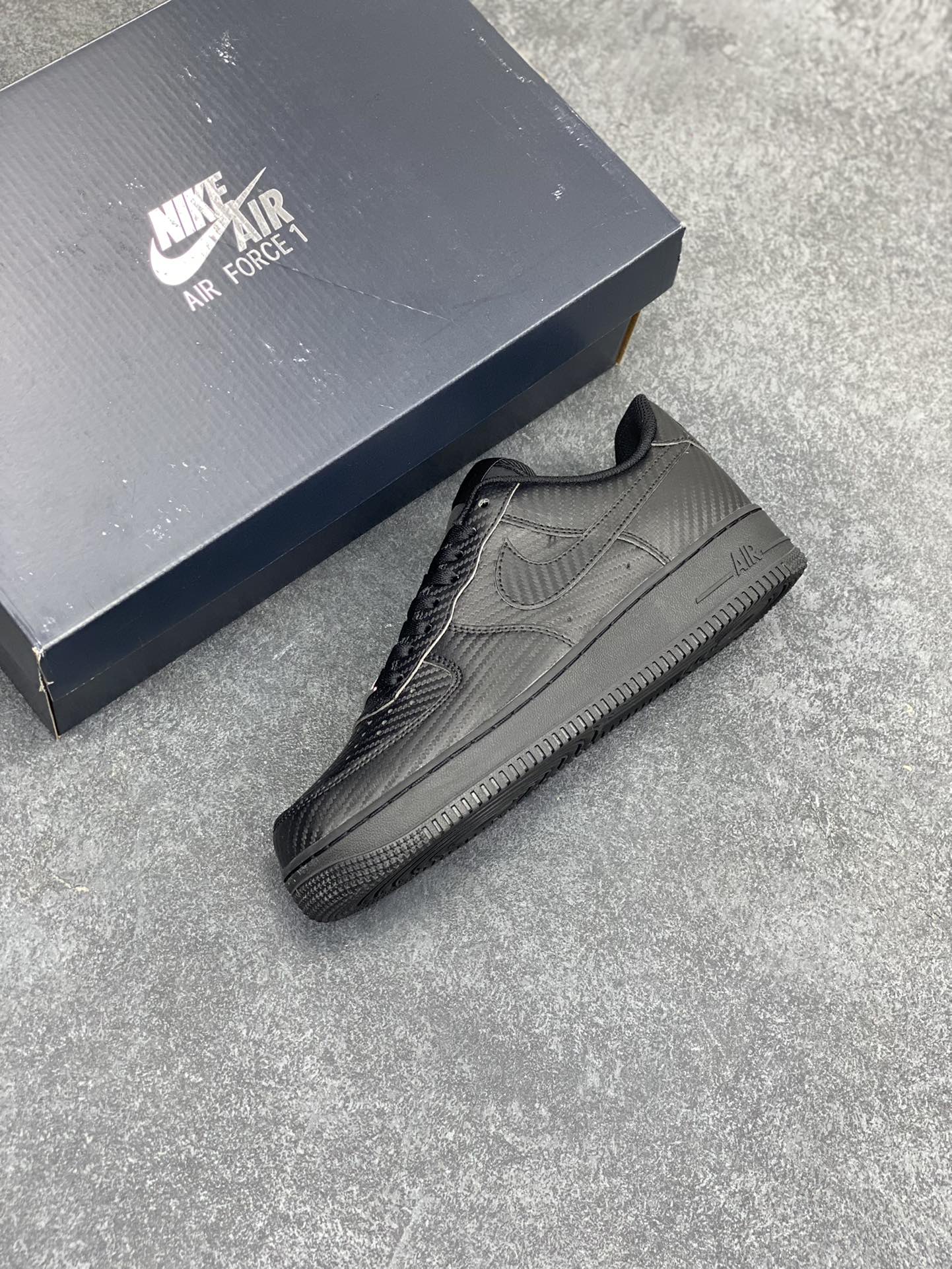 图片[7]-NK Air Force 1 空军一号 碳纤维全黑 原楦头原纸板 打造纯正空军版型#专注外贸渠道 全掌内置蜂窝气垫 #原盒配件 原厂中底钢印、拉帮完美 货号：HF2886-001 尺码：36 36.5 37.5 38 38.5 39 40 40.5 41 42 42.5 43 44 44.5 45-选品中心