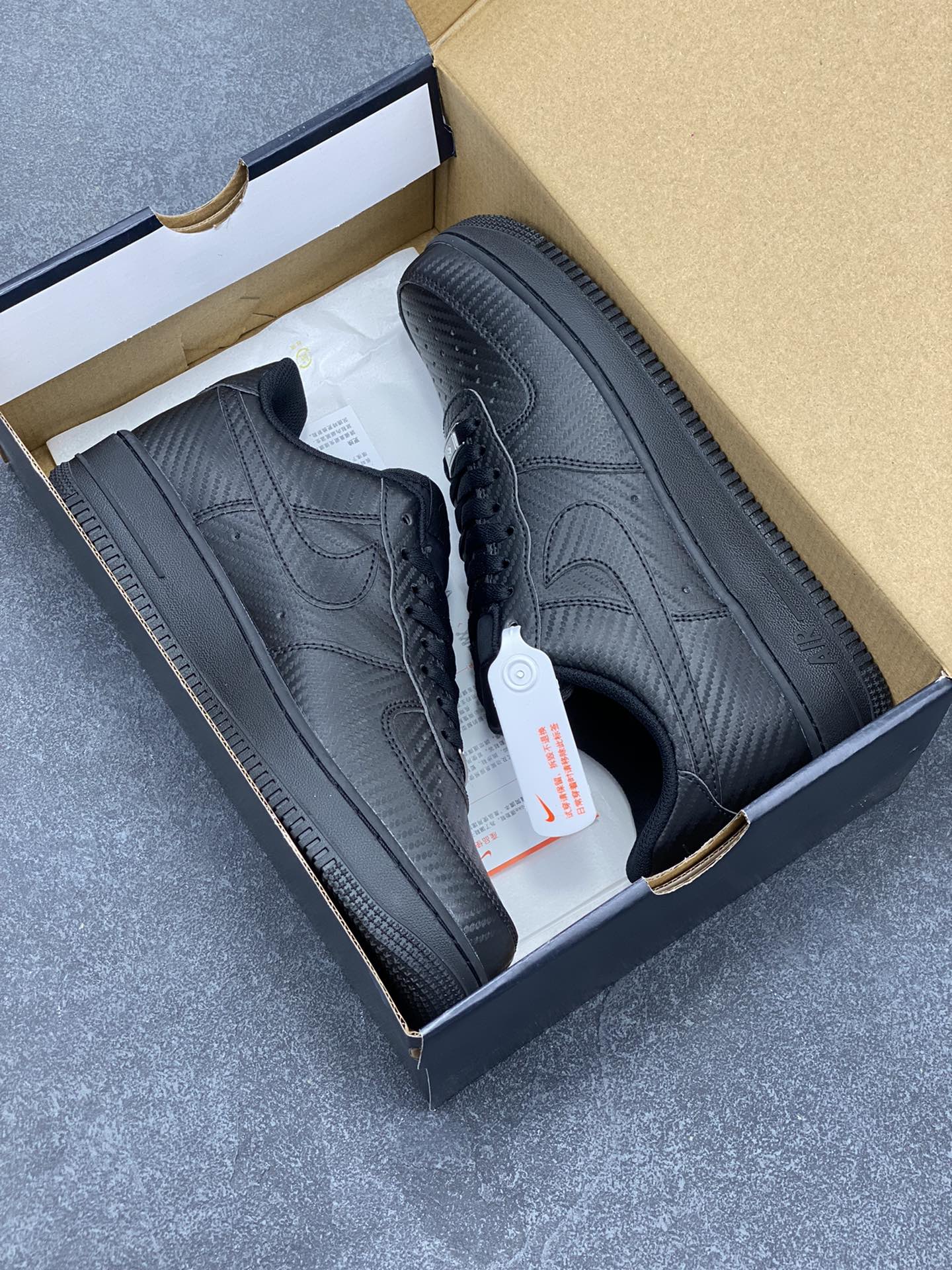 图片[9]-NK Air Force 1 空军一号 碳纤维全黑 原楦头原纸板 打造纯正空军版型#专注外贸渠道 全掌内置蜂窝气垫 #原盒配件 原厂中底钢印、拉帮完美 货号：HF2886-001 尺码：36 36.5 37.5 38 38.5 39 40 40.5 41 42 42.5 43 44 44.5 45-选品中心