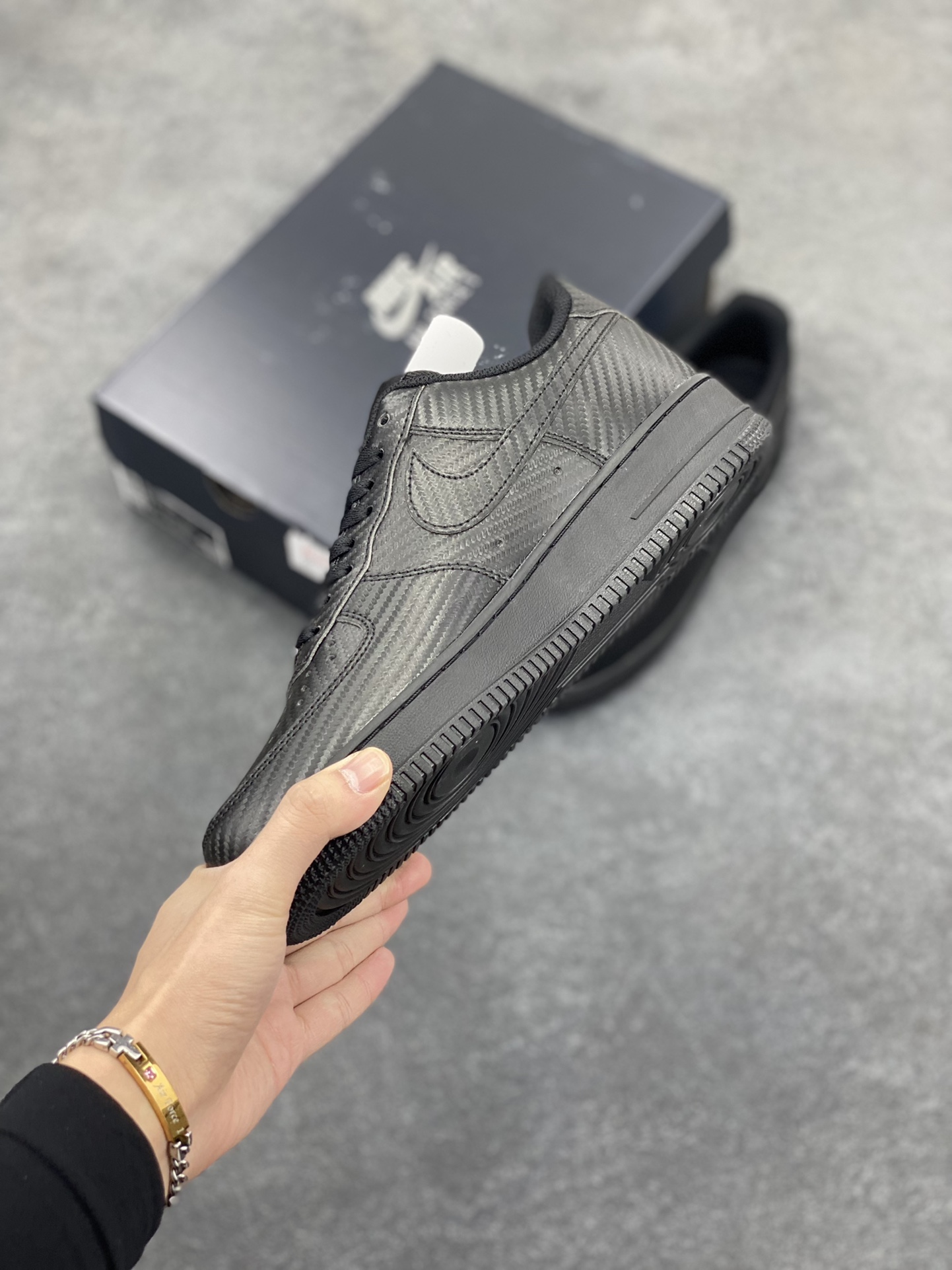 图片[3]-NK Air Force 1 空军一号 碳纤维全黑 原楦头原纸板 打造纯正空军版型#专注外贸渠道 全掌内置蜂窝气垫 #原盒配件 原厂中底钢印、拉帮完美 货号：HF2886-001 尺码：36 36.5 37.5 38 38.5 39 40 40.5 41 42 42.5 43 44 44.5 45-选品中心