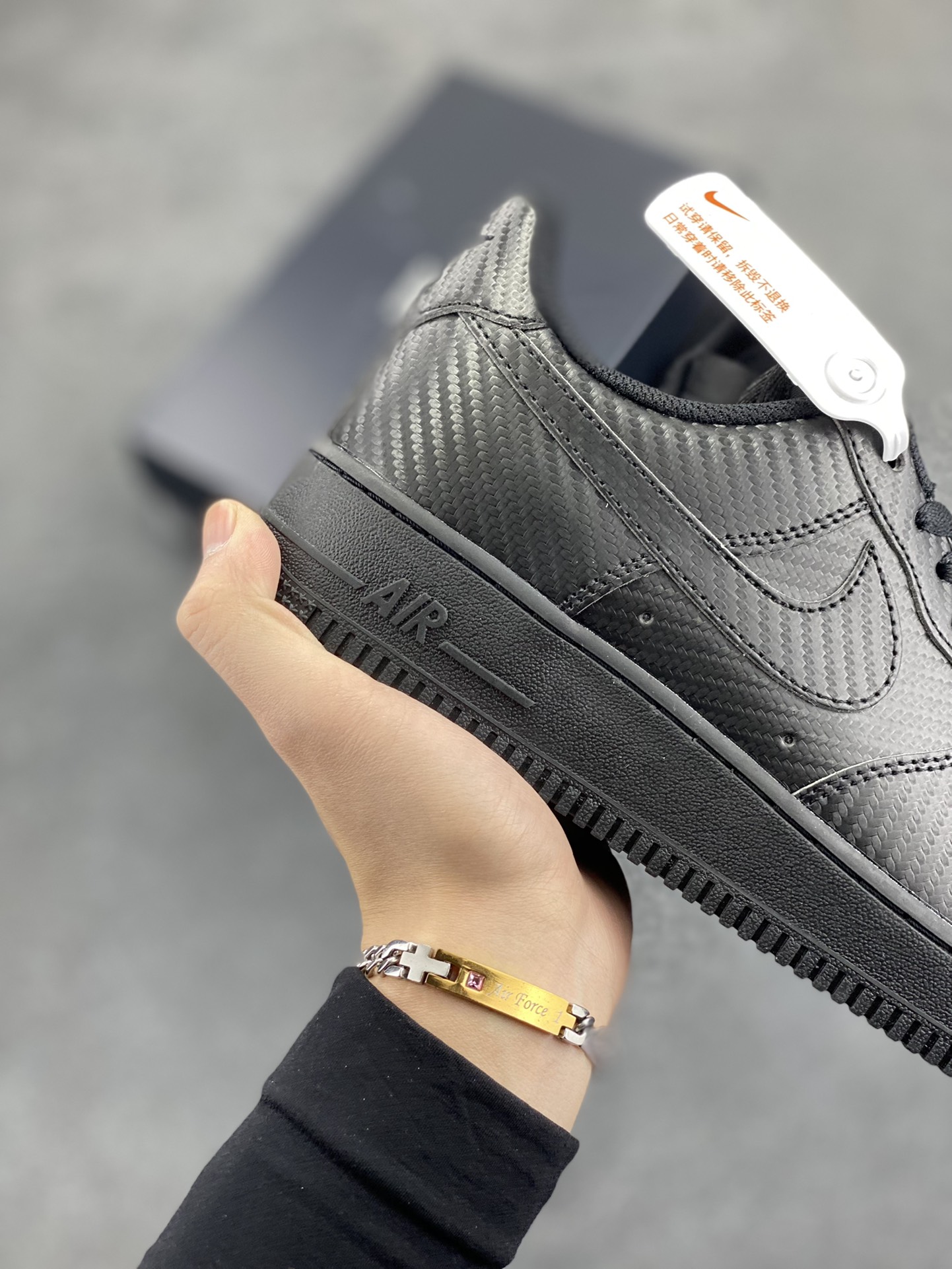 图片[6]-NK Air Force 1 空军一号 碳纤维全黑 原楦头原纸板 打造纯正空军版型#专注外贸渠道 全掌内置蜂窝气垫 #原盒配件 原厂中底钢印、拉帮完美 货号：HF2886-001 尺码：36 36.5 37.5 38 38.5 39 40 40.5 41 42 42.5 43 44 44.5 45-选品中心