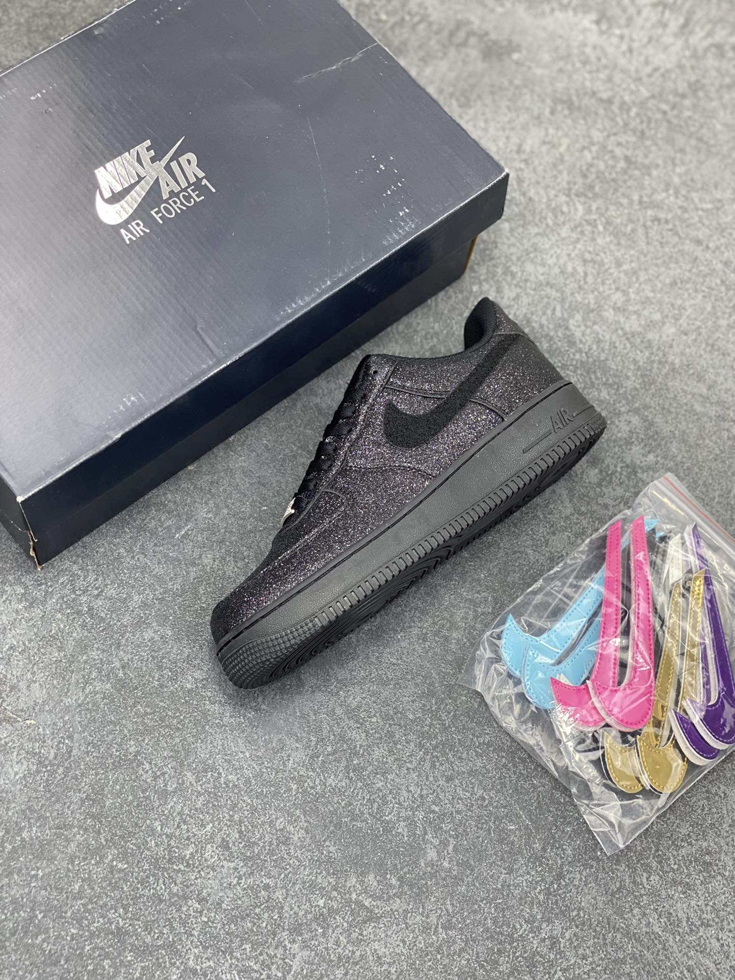 图片[7]-福利特价 NK Air Force 1 空军一号板鞋 黑色闪粉满天星 赠6色×4个魔术贴随意混搭切换 原楦头原纸板 打造纯正空军版型#专注外贸渠道 全掌内置蜂窝气垫 #原盒配件 原厂中底钢印、拉帮完美 货号：CW2288-001 尺码：36 36.5 37.5 38 38.5 39 40 40.5 41 42 42.5 43 44 44.5 45-选品中心