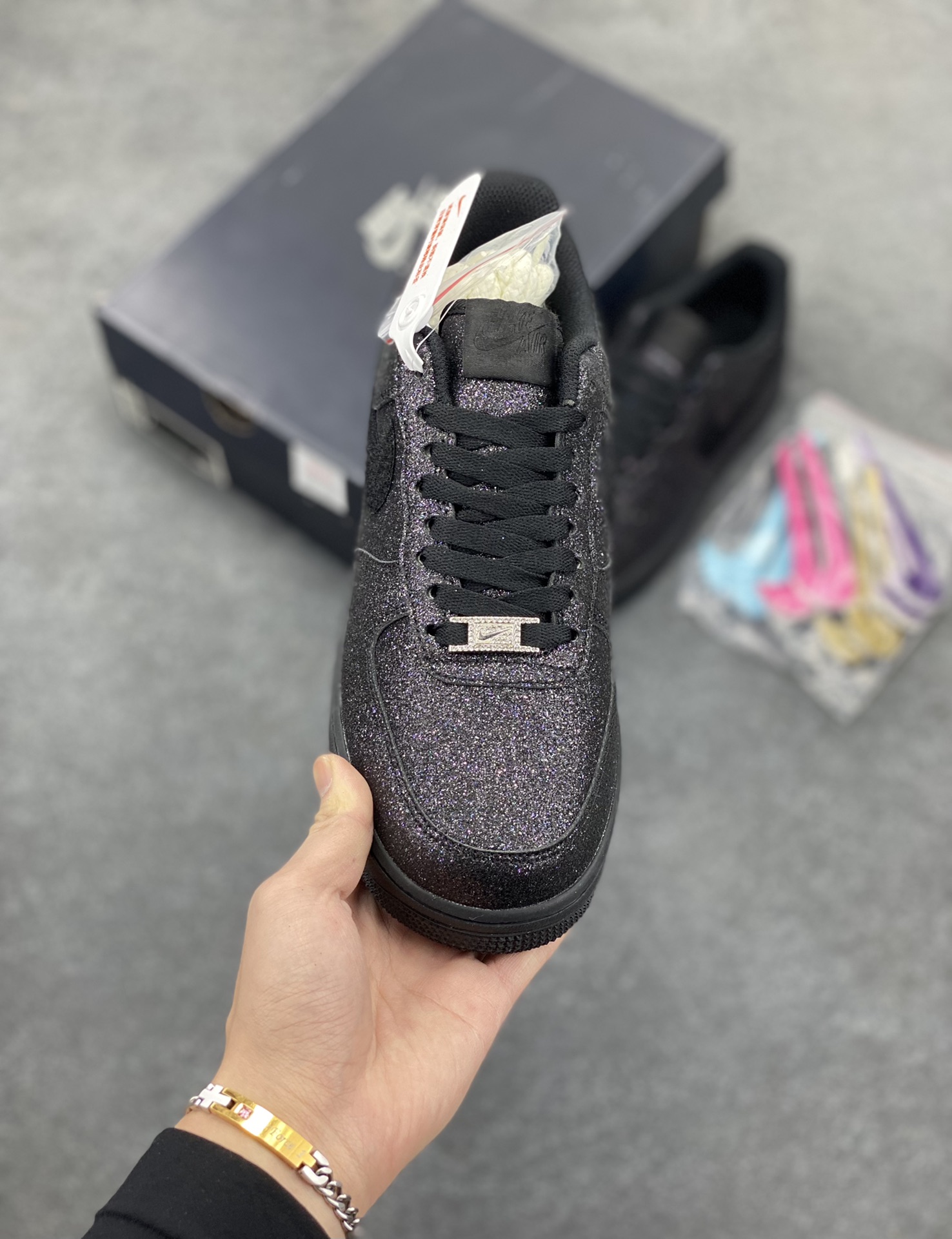 图片[2]-福利特价 NK Air Force 1 空军一号板鞋 黑色闪粉满天星 赠6色×4个魔术贴随意混搭切换 原楦头原纸板 打造纯正空军版型#专注外贸渠道 全掌内置蜂窝气垫 #原盒配件 原厂中底钢印、拉帮完美 货号：CW2288-001 尺码：36 36.5 37.5 38 38.5 39 40 40.5 41 42 42.5 43 44 44.5 45-选品中心