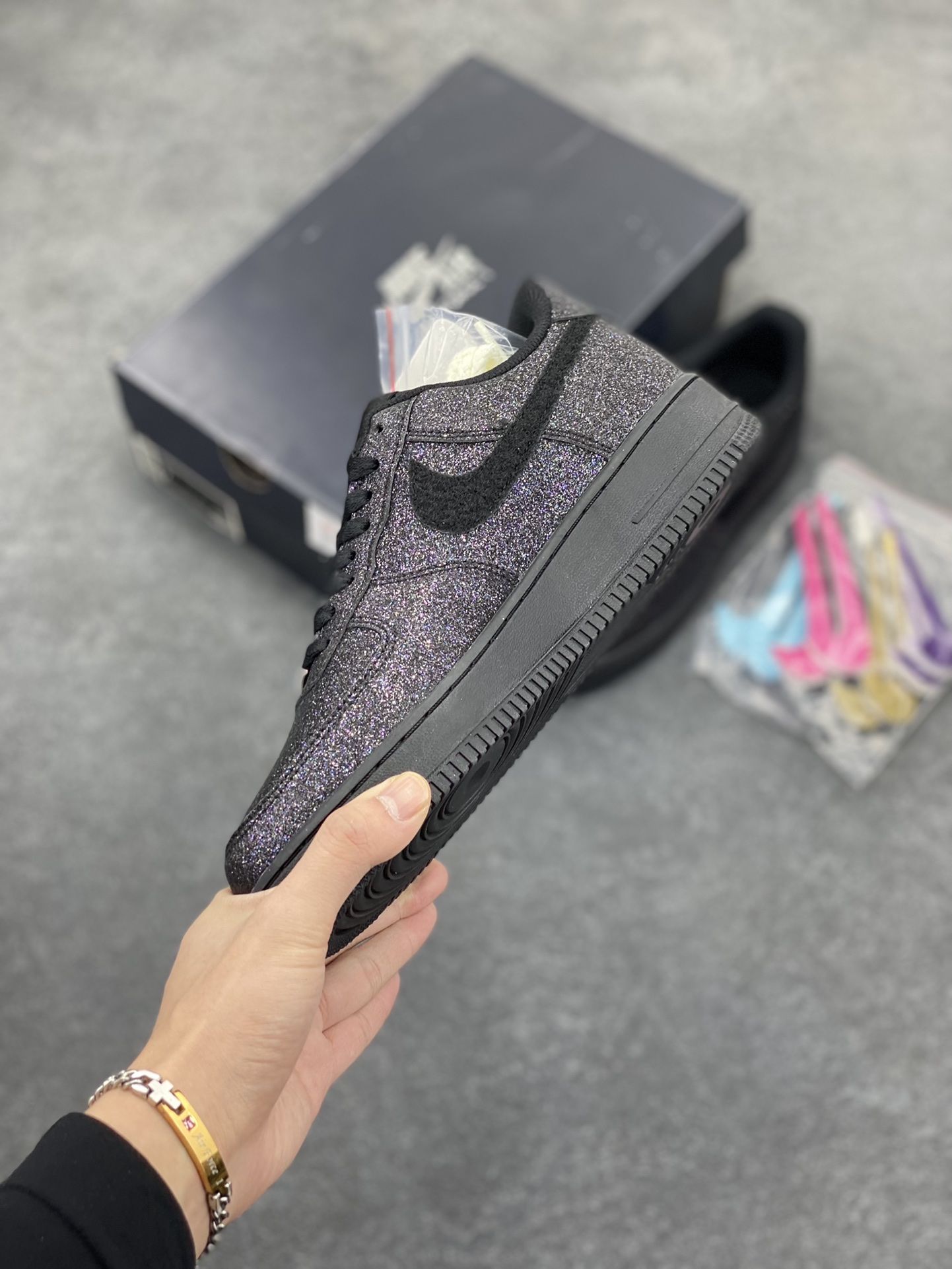 图片[3]-福利特价 NK Air Force 1 空军一号板鞋 黑色闪粉满天星 赠6色×4个魔术贴随意混搭切换 原楦头原纸板 打造纯正空军版型#专注外贸渠道 全掌内置蜂窝气垫 #原盒配件 原厂中底钢印、拉帮完美 货号：CW2288-001 尺码：36 36.5 37.5 38 38.5 39 40 40.5 41 42 42.5 43 44 44.5 45-选品中心