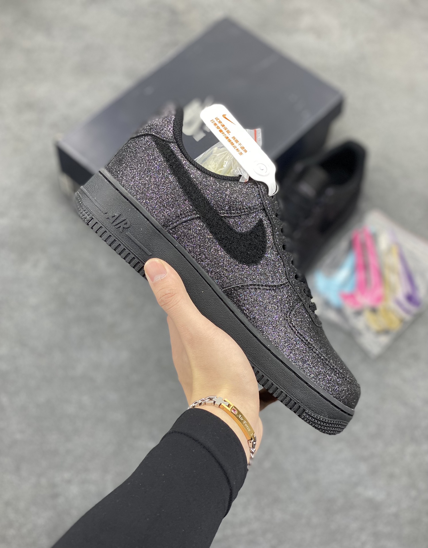 福利特价 NK Air Force 1 空军一号板鞋 黑色闪粉满天星 赠6色×4个魔术贴随意混搭切换 原楦头原纸板 打造纯正空军版型#专注外贸渠道 全掌内置蜂窝气垫 #原盒配件 原厂中底钢印、拉帮完美 货号：CW2288-001 尺码：36 36.5 37.5 38 38.5 39 40 40.5 41 42 42.5 43 44 44.5 45-选品中心