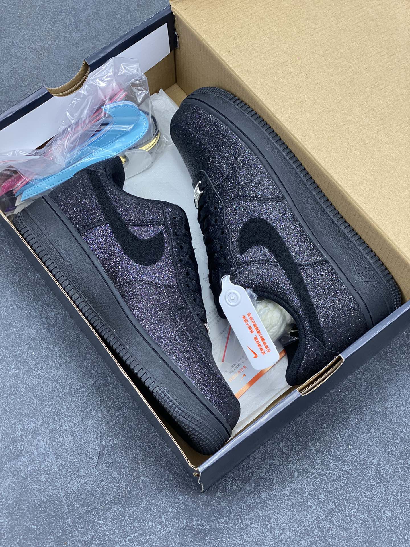 图片[9]-福利特价 NK Air Force 1 空军一号板鞋 黑色闪粉满天星 赠6色×4个魔术贴随意混搭切换 原楦头原纸板 打造纯正空军版型#专注外贸渠道 全掌内置蜂窝气垫 #原盒配件 原厂中底钢印、拉帮完美 货号：CW2288-001 尺码：36 36.5 37.5 38 38.5 39 40 40.5 41 42 42.5 43 44 44.5 45-选品中心