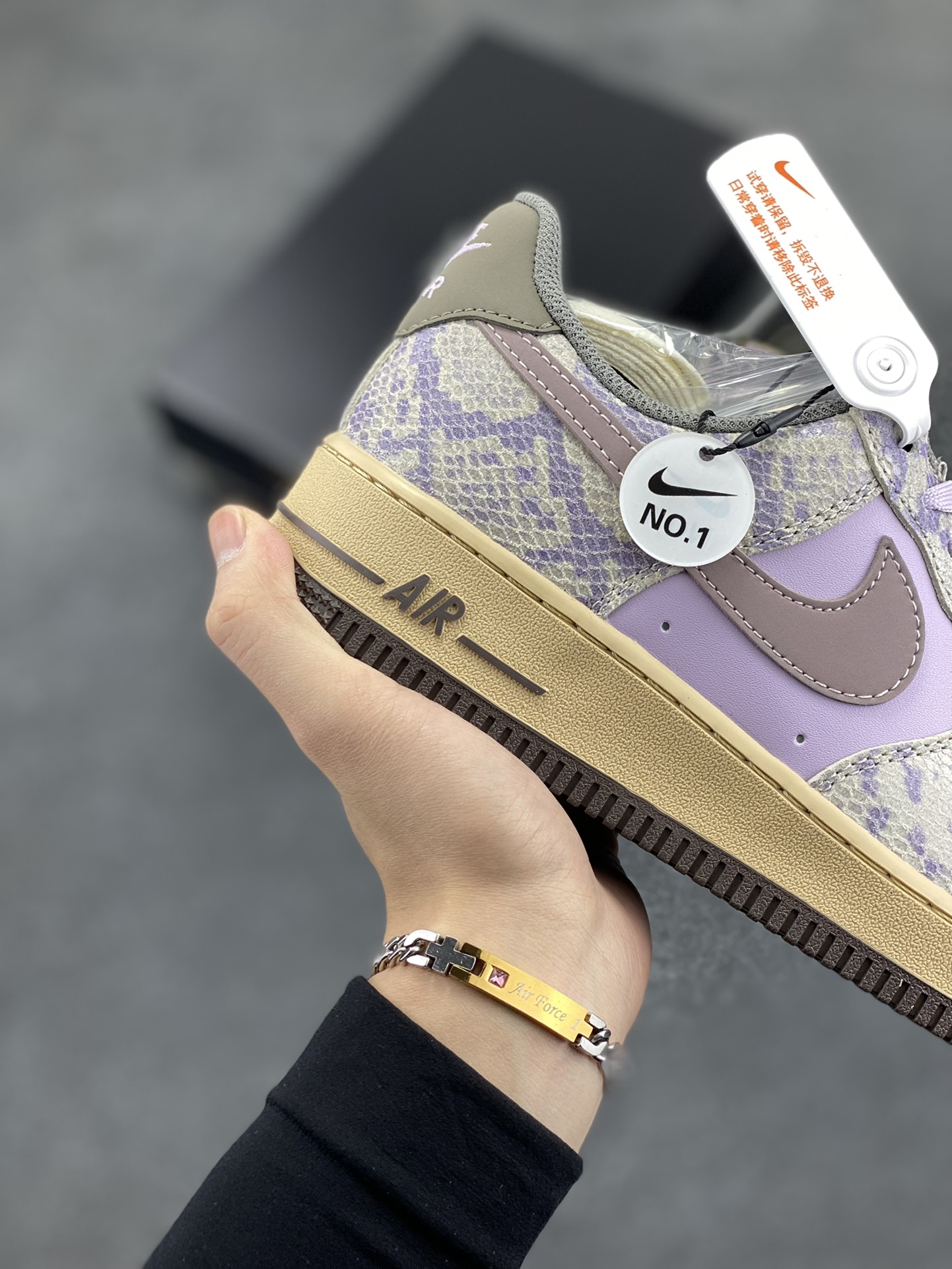 图片[6]-✨ No.1版本 纯原级别 Nike Air Force 1 Low ——“紫蛇皮” 货号：HF2898-500 原厂冲刀皮料切割干净 无任何毛边 清洁度细节完美 做工细节全方位比对原鞋。 原楦原纸板 打造纯正空军 专注外贸渠道 全掌内置蜂窝气垫 原盒配件 原厂中底钢印、拉帮完美！ 全套原楦原模倾力打造完美版型！ 无解鞋型 原盒原配 超高清洁度 全鞋零毛边皮料切割！ 👍一码配一扣 👍品质问题一月换新 👍终身质保 我们承诺/保证：所有No.1版本AF1全是官方原鞋开发-全方位比对原鞋！ 👍复刻官方原厂模具-倾力打造完美版型！！ 👍全掌内置蜂窝气垫-材质用料绝不偷工减料！ 👍全配色更换新一代最新版-鱼鳞纹大底！＋可荧光邦迪车缝线！ 尺码：36 36.5 37.5 38 38.5 39 40 40.5 41 42 42.5 43 44 44.5 45-选品中心