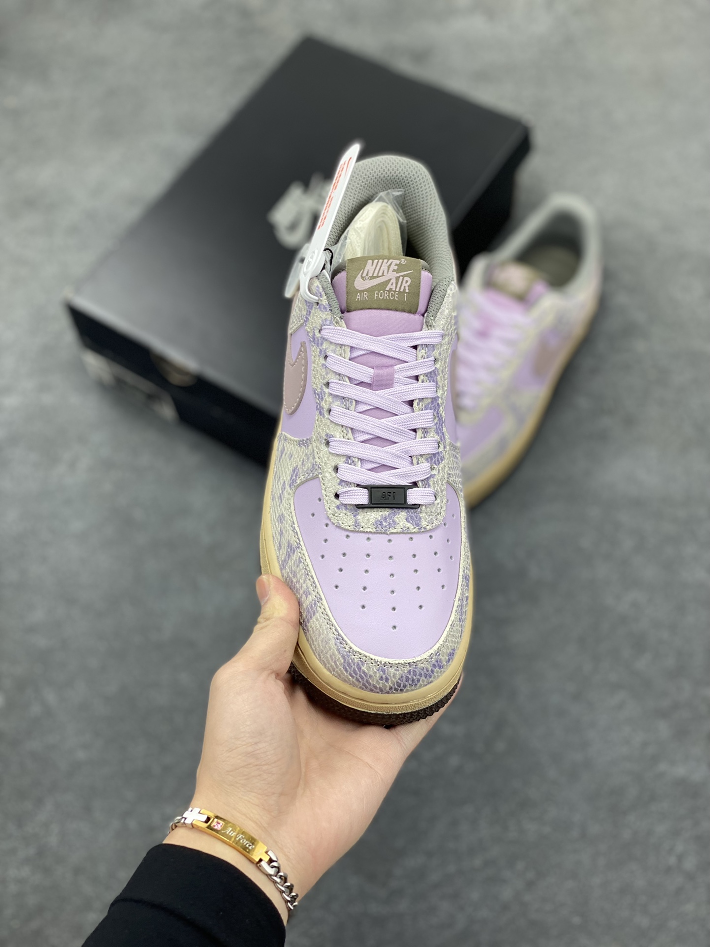 图片[2]-✨ No.1版本 纯原级别 Nike Air Force 1 Low ——“紫蛇皮” 货号：HF2898-500 原厂冲刀皮料切割干净 无任何毛边 清洁度细节完美 做工细节全方位比对原鞋。 原楦原纸板 打造纯正空军 专注外贸渠道 全掌内置蜂窝气垫 原盒配件 原厂中底钢印、拉帮完美！ 全套原楦原模倾力打造完美版型！ 无解鞋型 原盒原配 超高清洁度 全鞋零毛边皮料切割！ 👍一码配一扣 👍品质问题一月换新 👍终身质保 我们承诺/保证：所有No.1版本AF1全是官方原鞋开发-全方位比对原鞋！ 👍复刻官方原厂模具-倾力打造完美版型！！ 👍全掌内置蜂窝气垫-材质用料绝不偷工减料！ 👍全配色更换新一代最新版-鱼鳞纹大底！＋可荧光邦迪车缝线！ 尺码：36 36.5 37.5 38 38.5 39 40 40.5 41 42 42.5 43 44 44.5 45-选品中心