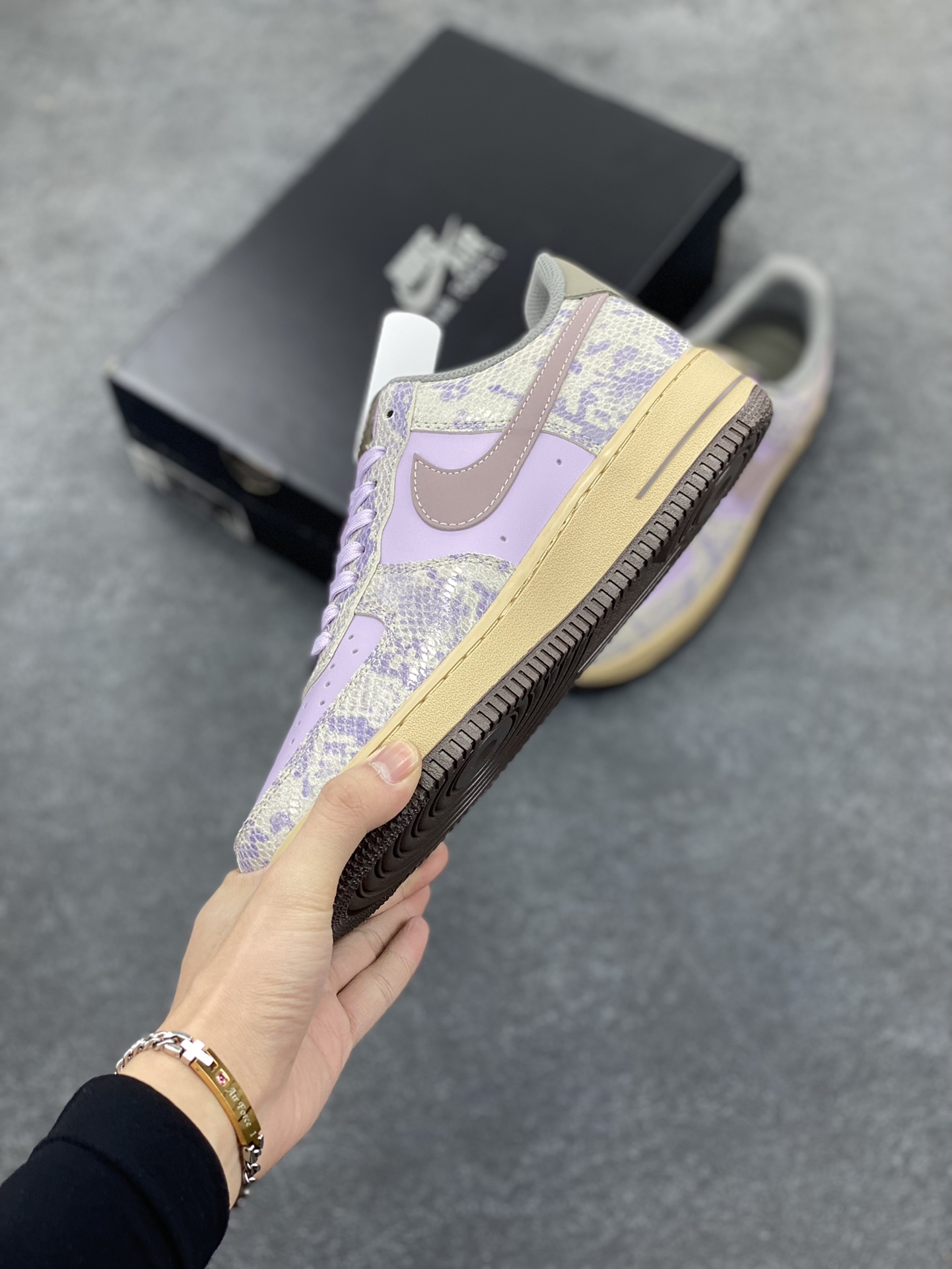 图片[3]-✨ No.1版本 纯原级别 Nike Air Force 1 Low ——“紫蛇皮” 货号：HF2898-500 原厂冲刀皮料切割干净 无任何毛边 清洁度细节完美 做工细节全方位比对原鞋。 原楦原纸板 打造纯正空军 专注外贸渠道 全掌内置蜂窝气垫 原盒配件 原厂中底钢印、拉帮完美！ 全套原楦原模倾力打造完美版型！ 无解鞋型 原盒原配 超高清洁度 全鞋零毛边皮料切割！ 👍一码配一扣 👍品质问题一月换新 👍终身质保 我们承诺/保证：所有No.1版本AF1全是官方原鞋开发-全方位比对原鞋！ 👍复刻官方原厂模具-倾力打造完美版型！！ 👍全掌内置蜂窝气垫-材质用料绝不偷工减料！ 👍全配色更换新一代最新版-鱼鳞纹大底！＋可荧光邦迪车缝线！ 尺码：36 36.5 37.5 38 38.5 39 40 40.5 41 42 42.5 43 44 44.5 45-选品中心
