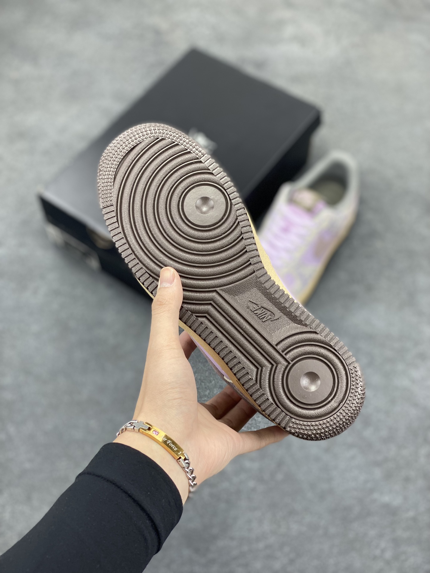 图片[5]-✨ No.1版本 纯原级别 Nike Air Force 1 Low ——“紫蛇皮” 货号：HF2898-500 原厂冲刀皮料切割干净 无任何毛边 清洁度细节完美 做工细节全方位比对原鞋。 原楦原纸板 打造纯正空军 专注外贸渠道 全掌内置蜂窝气垫 原盒配件 原厂中底钢印、拉帮完美！ 全套原楦原模倾力打造完美版型！ 无解鞋型 原盒原配 超高清洁度 全鞋零毛边皮料切割！ 👍一码配一扣 👍品质问题一月换新 👍终身质保 我们承诺/保证：所有No.1版本AF1全是官方原鞋开发-全方位比对原鞋！ 👍复刻官方原厂模具-倾力打造完美版型！！ 👍全掌内置蜂窝气垫-材质用料绝不偷工减料！ 👍全配色更换新一代最新版-鱼鳞纹大底！＋可荧光邦迪车缝线！ 尺码：36 36.5 37.5 38 38.5 39 40 40.5 41 42 42.5 43 44 44.5 45-选品中心