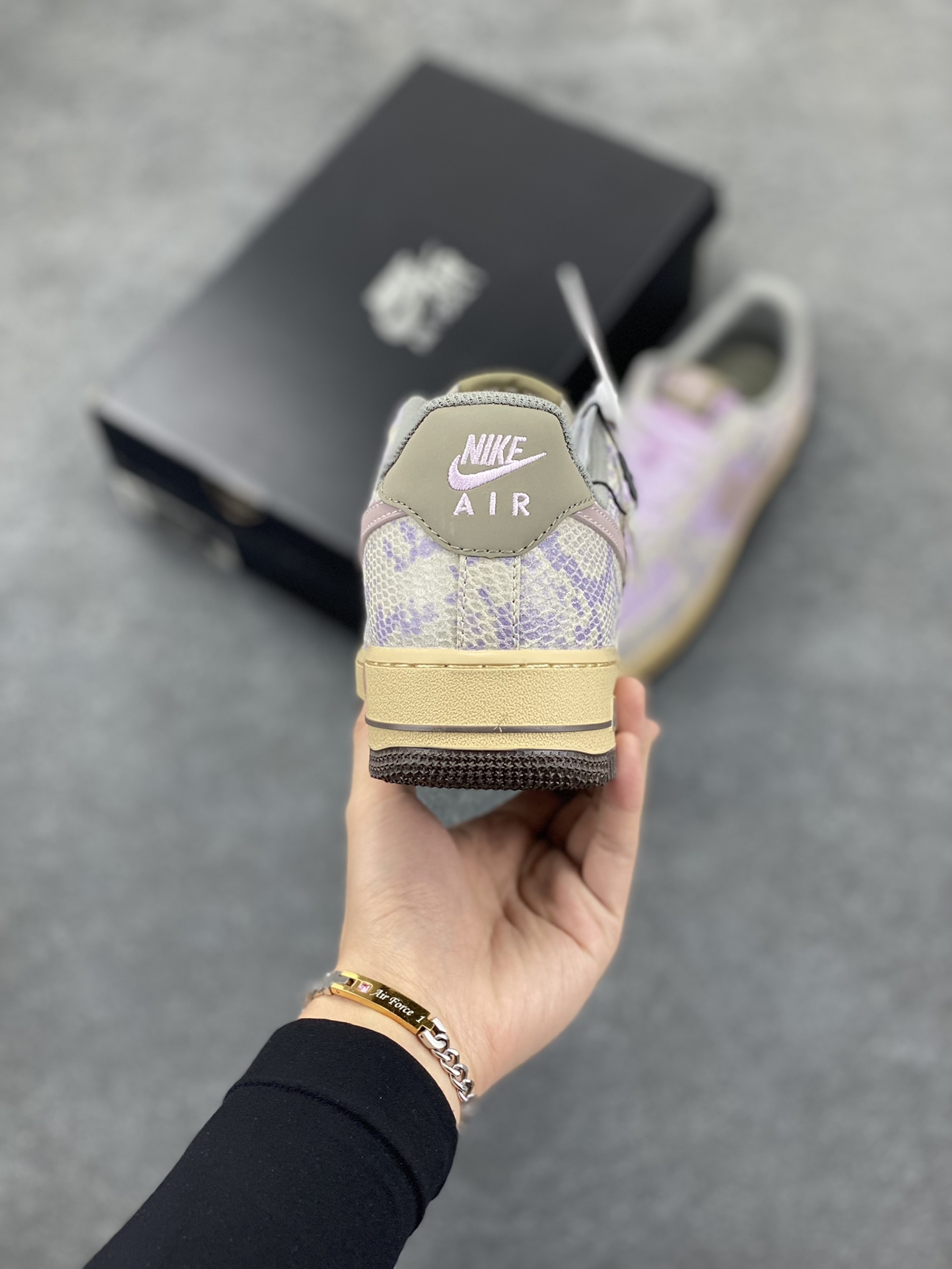 图片[4]-✨ No.1版本 纯原级别 Nike Air Force 1 Low ——“紫蛇皮” 货号：HF2898-500 原厂冲刀皮料切割干净 无任何毛边 清洁度细节完美 做工细节全方位比对原鞋。 原楦原纸板 打造纯正空军 专注外贸渠道 全掌内置蜂窝气垫 原盒配件 原厂中底钢印、拉帮完美！ 全套原楦原模倾力打造完美版型！ 无解鞋型 原盒原配 超高清洁度 全鞋零毛边皮料切割！ 👍一码配一扣 👍品质问题一月换新 👍终身质保 我们承诺/保证：所有No.1版本AF1全是官方原鞋开发-全方位比对原鞋！ 👍复刻官方原厂模具-倾力打造完美版型！！ 👍全掌内置蜂窝气垫-材质用料绝不偷工减料！ 👍全配色更换新一代最新版-鱼鳞纹大底！＋可荧光邦迪车缝线！ 尺码：36 36.5 37.5 38 38.5 39 40 40.5 41 42 42.5 43 44 44.5 45-选品中心