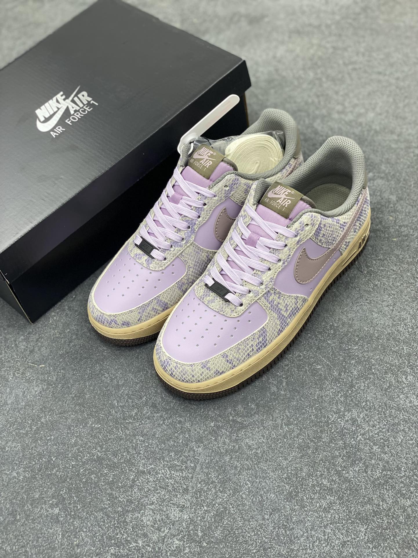 图片[8]-✨ No.1版本 纯原级别 Nike Air Force 1 Low ——“紫蛇皮” 货号：HF2898-500 原厂冲刀皮料切割干净 无任何毛边 清洁度细节完美 做工细节全方位比对原鞋。 原楦原纸板 打造纯正空军 专注外贸渠道 全掌内置蜂窝气垫 原盒配件 原厂中底钢印、拉帮完美！ 全套原楦原模倾力打造完美版型！ 无解鞋型 原盒原配 超高清洁度 全鞋零毛边皮料切割！ 👍一码配一扣 👍品质问题一月换新 👍终身质保 我们承诺/保证：所有No.1版本AF1全是官方原鞋开发-全方位比对原鞋！ 👍复刻官方原厂模具-倾力打造完美版型！！ 👍全掌内置蜂窝气垫-材质用料绝不偷工减料！ 👍全配色更换新一代最新版-鱼鳞纹大底！＋可荧光邦迪车缝线！ 尺码：36 36.5 37.5 38 38.5 39 40 40.5 41 42 42.5 43 44 44.5 45-选品中心
