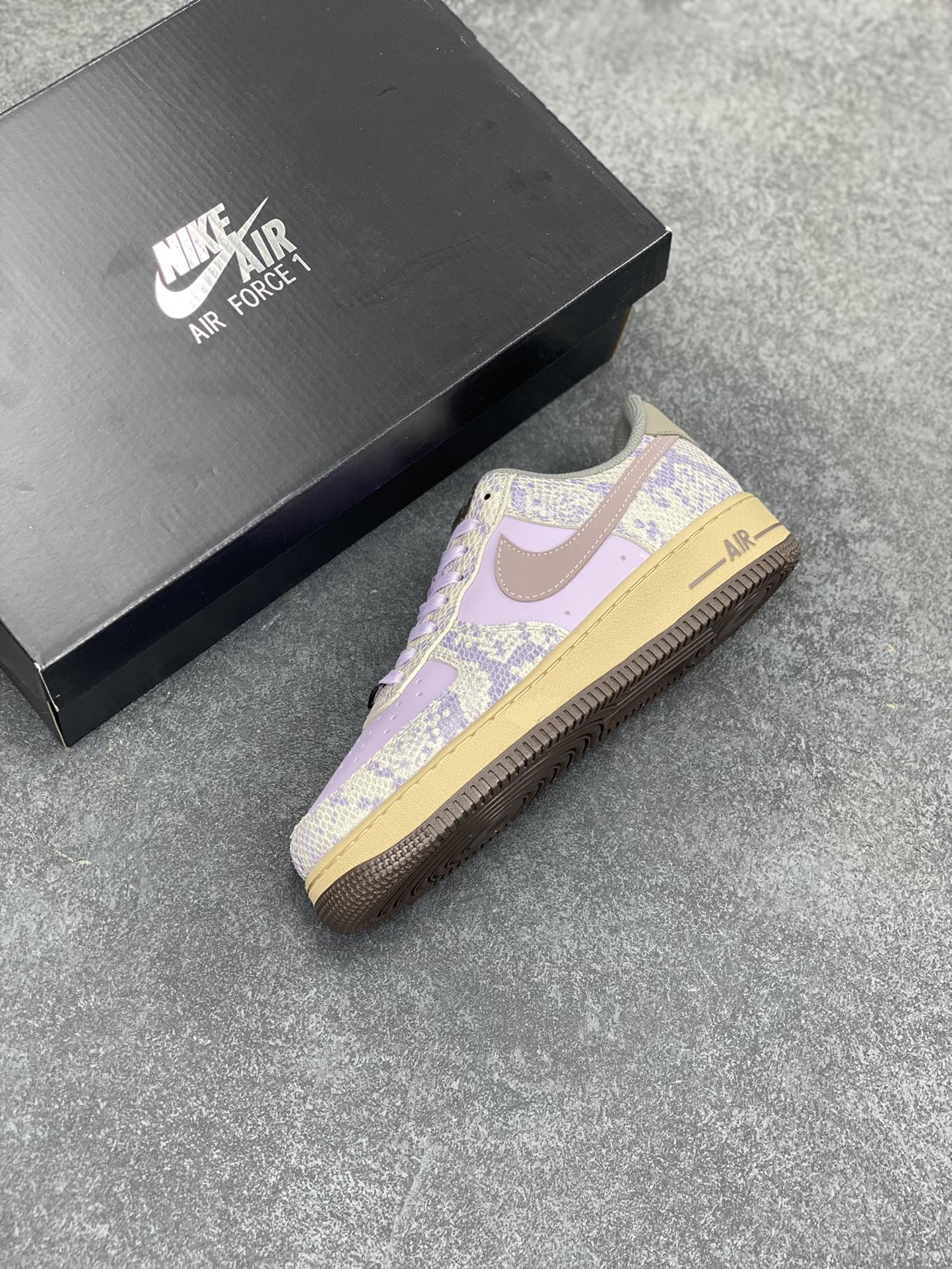 图片[7]-✨ No.1版本 纯原级别 Nike Air Force 1 Low ——“紫蛇皮” 货号：HF2898-500 原厂冲刀皮料切割干净 无任何毛边 清洁度细节完美 做工细节全方位比对原鞋。 原楦原纸板 打造纯正空军 专注外贸渠道 全掌内置蜂窝气垫 原盒配件 原厂中底钢印、拉帮完美！ 全套原楦原模倾力打造完美版型！ 无解鞋型 原盒原配 超高清洁度 全鞋零毛边皮料切割！ 👍一码配一扣 👍品质问题一月换新 👍终身质保 我们承诺/保证：所有No.1版本AF1全是官方原鞋开发-全方位比对原鞋！ 👍复刻官方原厂模具-倾力打造完美版型！！ 👍全掌内置蜂窝气垫-材质用料绝不偷工减料！ 👍全配色更换新一代最新版-鱼鳞纹大底！＋可荧光邦迪车缝线！ 尺码：36 36.5 37.5 38 38.5 39 40 40.5 41 42 42.5 43 44 44.5 45-选品中心