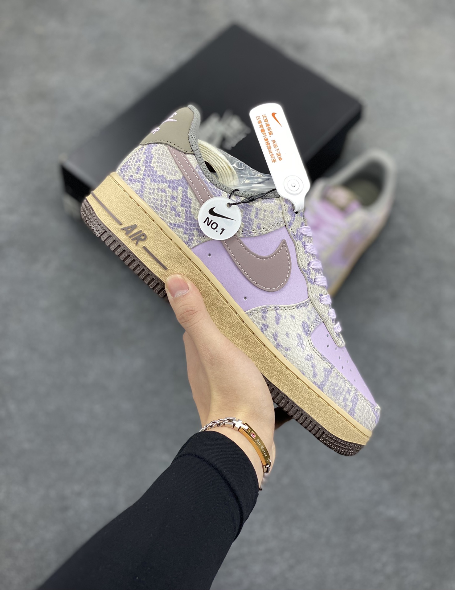 ✨ No.1版本 纯原级别 Nike Air Force 1 Low ——“紫蛇皮” 货号：HF2898-500 原厂冲刀皮料切割干净 无任何毛边 清洁度细节完美 做工细节全方位比对原鞋。 原楦原纸板 打造纯正空军 专注外贸渠道 全掌内置蜂窝气垫 原盒配件 原厂中底钢印、拉帮完美！ 全套原楦原模倾力打造完美版型！ 无解鞋型 原盒原配 超高清洁度 全鞋零毛边皮料切割！ 👍一码配一扣 👍品质问题一月换新 👍终身质保 我们承诺/保证：所有No.1版本AF1全是官方原鞋开发-全方位比对原鞋！ 👍复刻官方原厂模具-倾力打造完美版型！！ 👍全掌内置蜂窝气垫-材质用料绝不偷工减料！ 👍全配色更换新一代最新版-鱼鳞纹大底！＋可荧光邦迪车缝线！ 尺码：36 36.5 37.5 38 38.5 39 40 40.5 41 42 42.5 43 44 44.5 45-选品中心