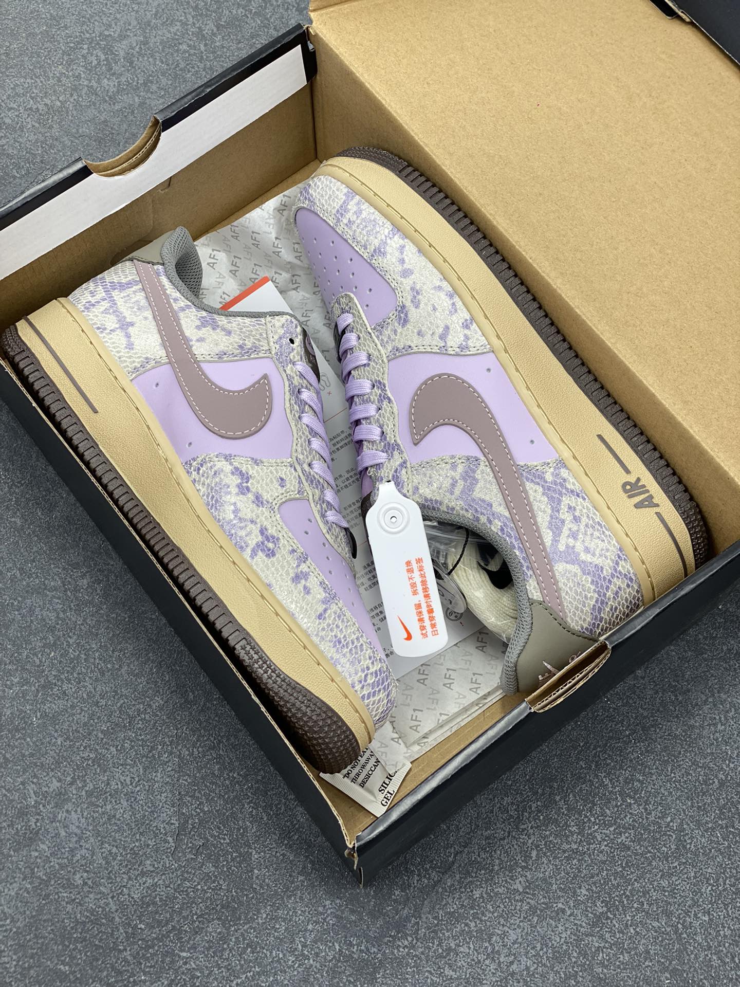 图片[9]-✨ No.1版本 纯原级别 Nike Air Force 1 Low ——“紫蛇皮” 货号：HF2898-500 原厂冲刀皮料切割干净 无任何毛边 清洁度细节完美 做工细节全方位比对原鞋。 原楦原纸板 打造纯正空军 专注外贸渠道 全掌内置蜂窝气垫 原盒配件 原厂中底钢印、拉帮完美！ 全套原楦原模倾力打造完美版型！ 无解鞋型 原盒原配 超高清洁度 全鞋零毛边皮料切割！ 👍一码配一扣 👍品质问题一月换新 👍终身质保 我们承诺/保证：所有No.1版本AF1全是官方原鞋开发-全方位比对原鞋！ 👍复刻官方原厂模具-倾力打造完美版型！！ 👍全掌内置蜂窝气垫-材质用料绝不偷工减料！ 👍全配色更换新一代最新版-鱼鳞纹大底！＋可荧光邦迪车缝线！ 尺码：36 36.5 37.5 38 38.5 39 40 40.5 41 42 42.5 43 44 44.5 45-选品中心