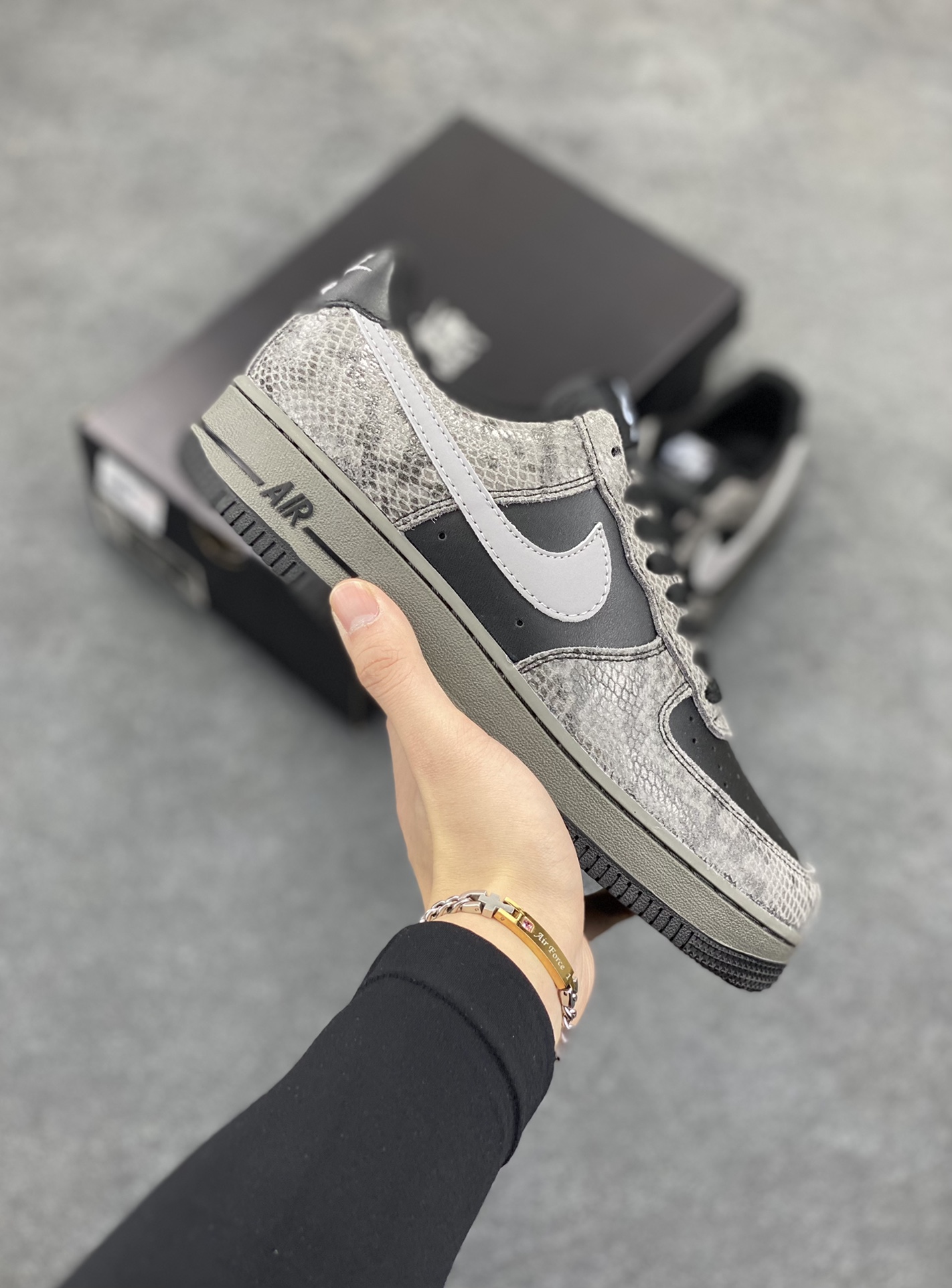 Nike Air Force 1 Low 蛇年黑灰 空军一号低帮运动板鞋 原楦头原纸板 打造纯正空军版型#专注外贸渠道 全掌内置蜂窝气垫 #原盒配件 原厂中底钢印、拉帮完美 货号:HF2898-001 尺码:36 36.5 37.5 38 38.5 39 40 40.5 41 42 42.5 43 44 44.5 45-选品中心