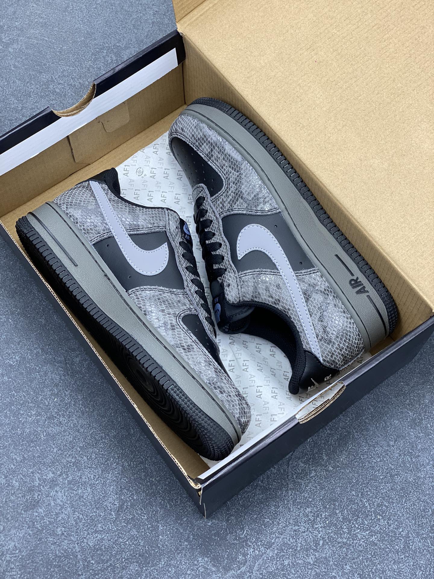 图片[9]-Nike Air Force 1 Low 蛇年黑灰 空军一号低帮运动板鞋 原楦头原纸板 打造纯正空军版型#专注外贸渠道 全掌内置蜂窝气垫 #原盒配件 原厂中底钢印、拉帮完美 货号：HF2898-001 尺码：36 36.5 37.5 38 38.5 39 40 40.5 41 42 42.5 43 44 44.5 45-选品中心