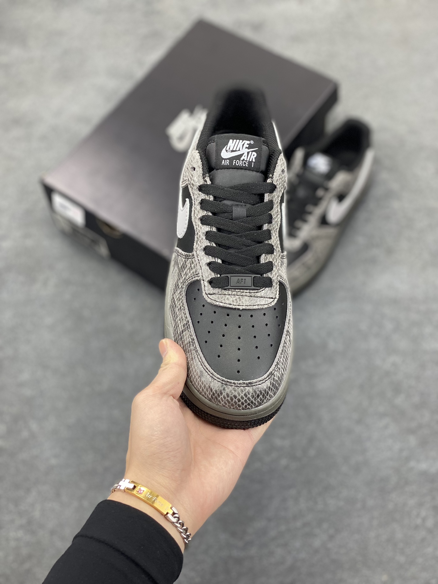 图片[2]-Nike Air Force 1 Low 蛇年黑灰 空军一号低帮运动板鞋 原楦头原纸板 打造纯正空军版型#专注外贸渠道 全掌内置蜂窝气垫 #原盒配件 原厂中底钢印、拉帮完美 货号：HF2898-001 尺码：36 36.5 37.5 38 38.5 39 40 40.5 41 42 42.5 43 44 44.5 45-选品中心