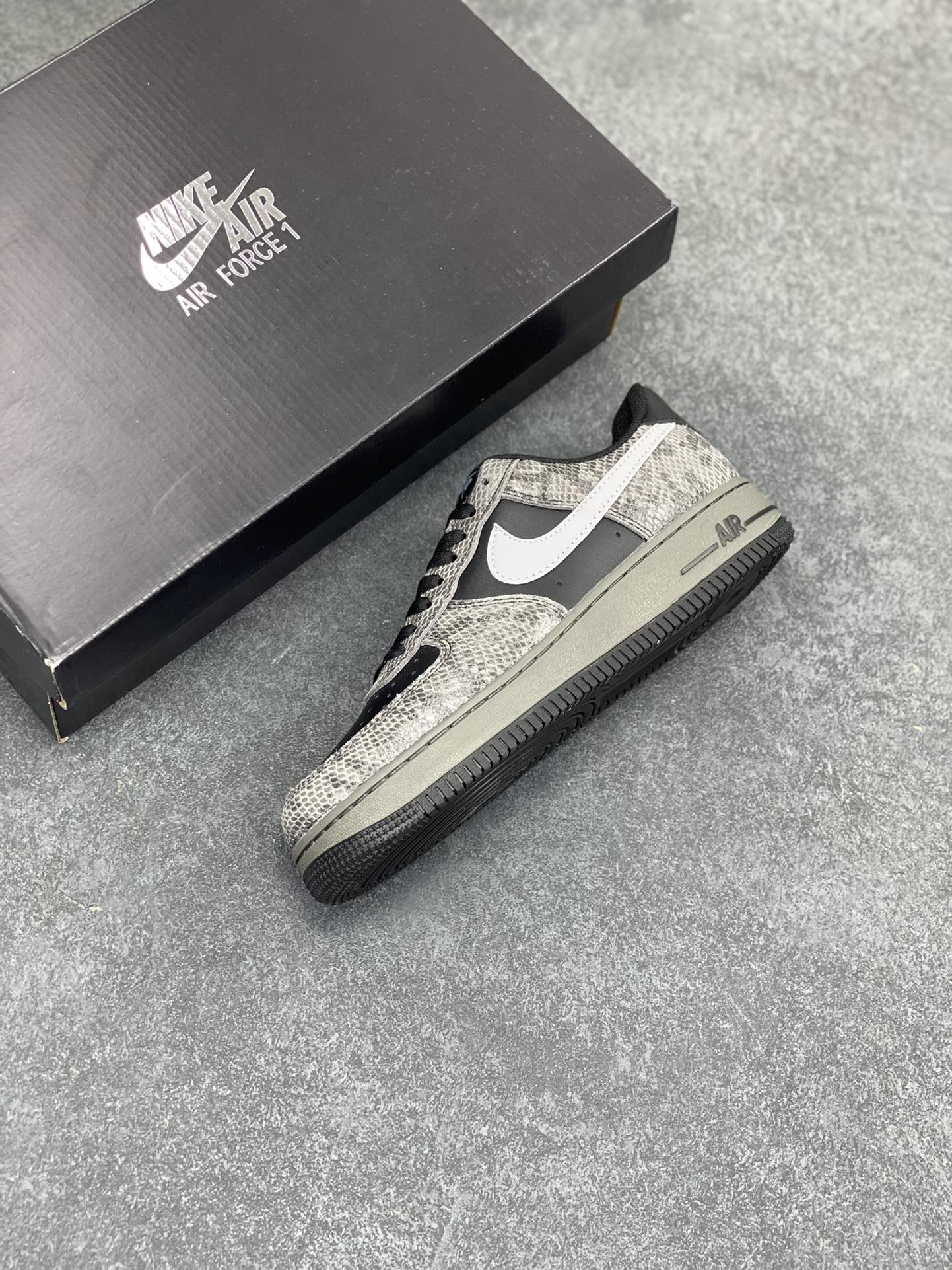 图片[7]-Nike Air Force 1 Low 蛇年黑灰 空军一号低帮运动板鞋 原楦头原纸板 打造纯正空军版型#专注外贸渠道 全掌内置蜂窝气垫 #原盒配件 原厂中底钢印、拉帮完美 货号：HF2898-001 尺码：36 36.5 37.5 38 38.5 39 40 40.5 41 42 42.5 43 44 44.5 45-选品中心