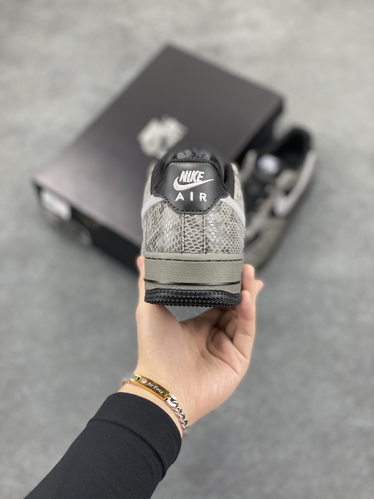 图片[4]-Nike Air Force 1 Low 蛇年黑灰 空军一号低帮运动板鞋 原楦头原纸板 打造纯正空军版型#专注外贸渠道 全掌内置蜂窝气垫 #原盒配件 原厂中底钢印、拉帮完美 货号：HF2898-001 尺码：36 36.5 37.5 38 38.5 39 40 40.5 41 42 42.5 43 44 44.5 45-选品中心