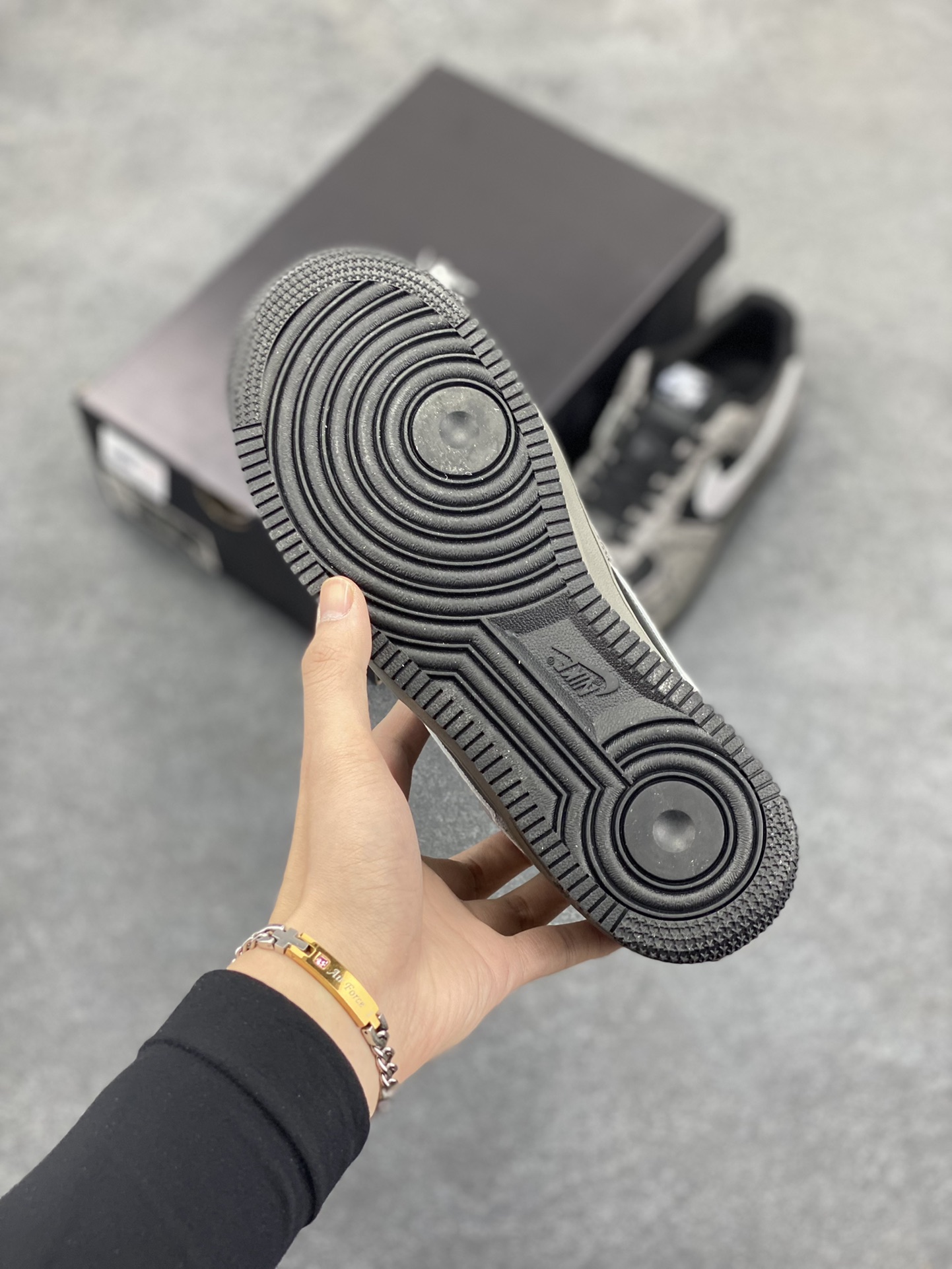 图片[5]-Nike Air Force 1 Low 蛇年黑灰 空军一号低帮运动板鞋 原楦头原纸板 打造纯正空军版型#专注外贸渠道 全掌内置蜂窝气垫 #原盒配件 原厂中底钢印、拉帮完美 货号：HF2898-001 尺码：36 36.5 37.5 38 38.5 39 40 40.5 41 42 42.5 43 44 44.5 45-选品中心