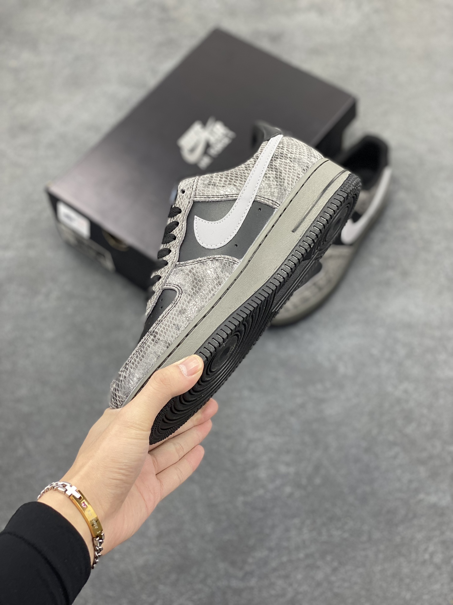 图片[3]-Nike Air Force 1 Low 蛇年黑灰 空军一号低帮运动板鞋 原楦头原纸板 打造纯正空军版型#专注外贸渠道 全掌内置蜂窝气垫 #原盒配件 原厂中底钢印、拉帮完美 货号：HF2898-001 尺码：36 36.5 37.5 38 38.5 39 40 40.5 41 42 42.5 43 44 44.5 45-选品中心