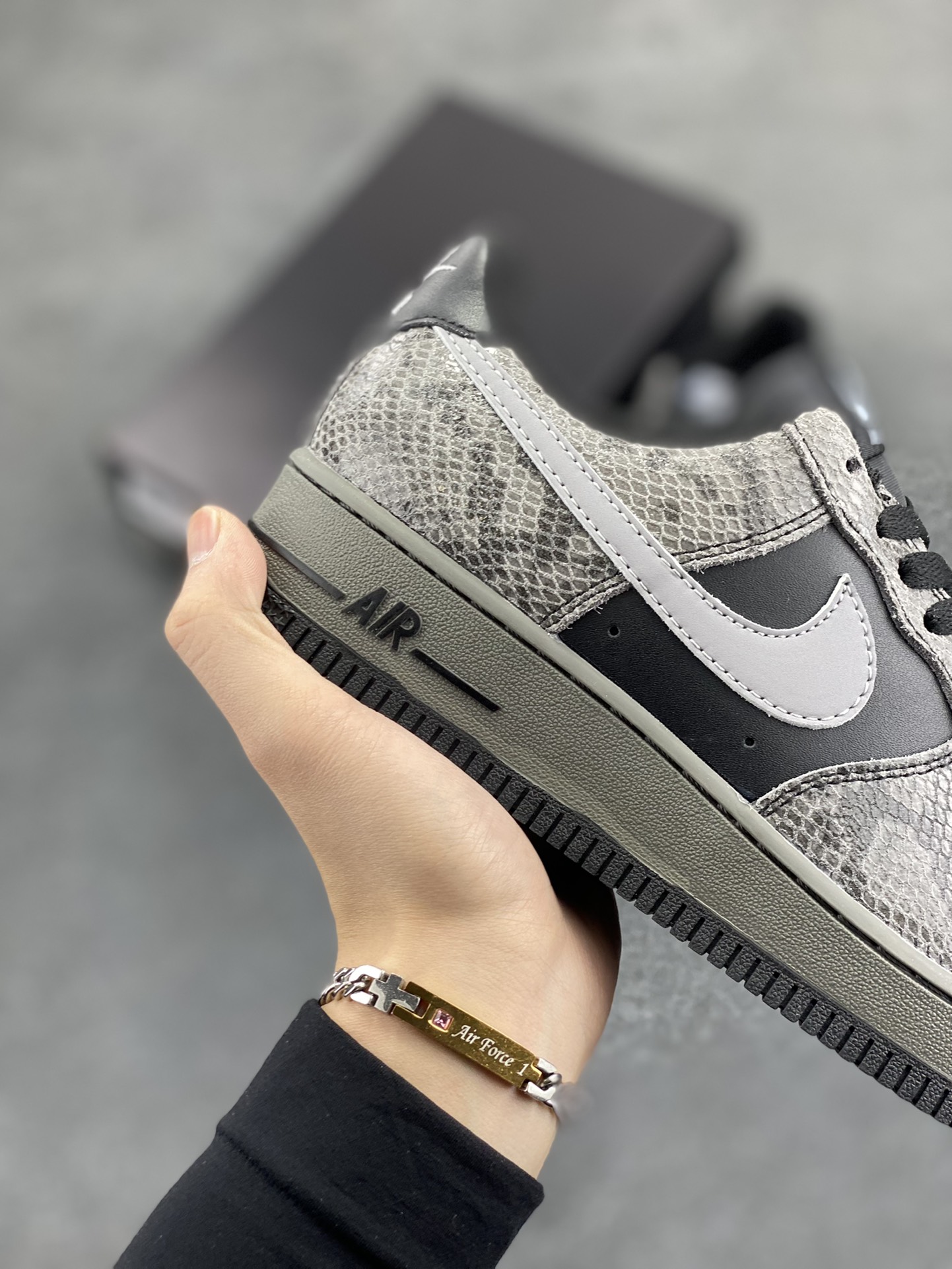图片[6]-Nike Air Force 1 Low 蛇年黑灰 空军一号低帮运动板鞋 原楦头原纸板 打造纯正空军版型#专注外贸渠道 全掌内置蜂窝气垫 #原盒配件 原厂中底钢印、拉帮完美 货号：HF2898-001 尺码：36 36.5 37.5 38 38.5 39 40 40.5 41 42 42.5 43 44 44.5 45-选品中心