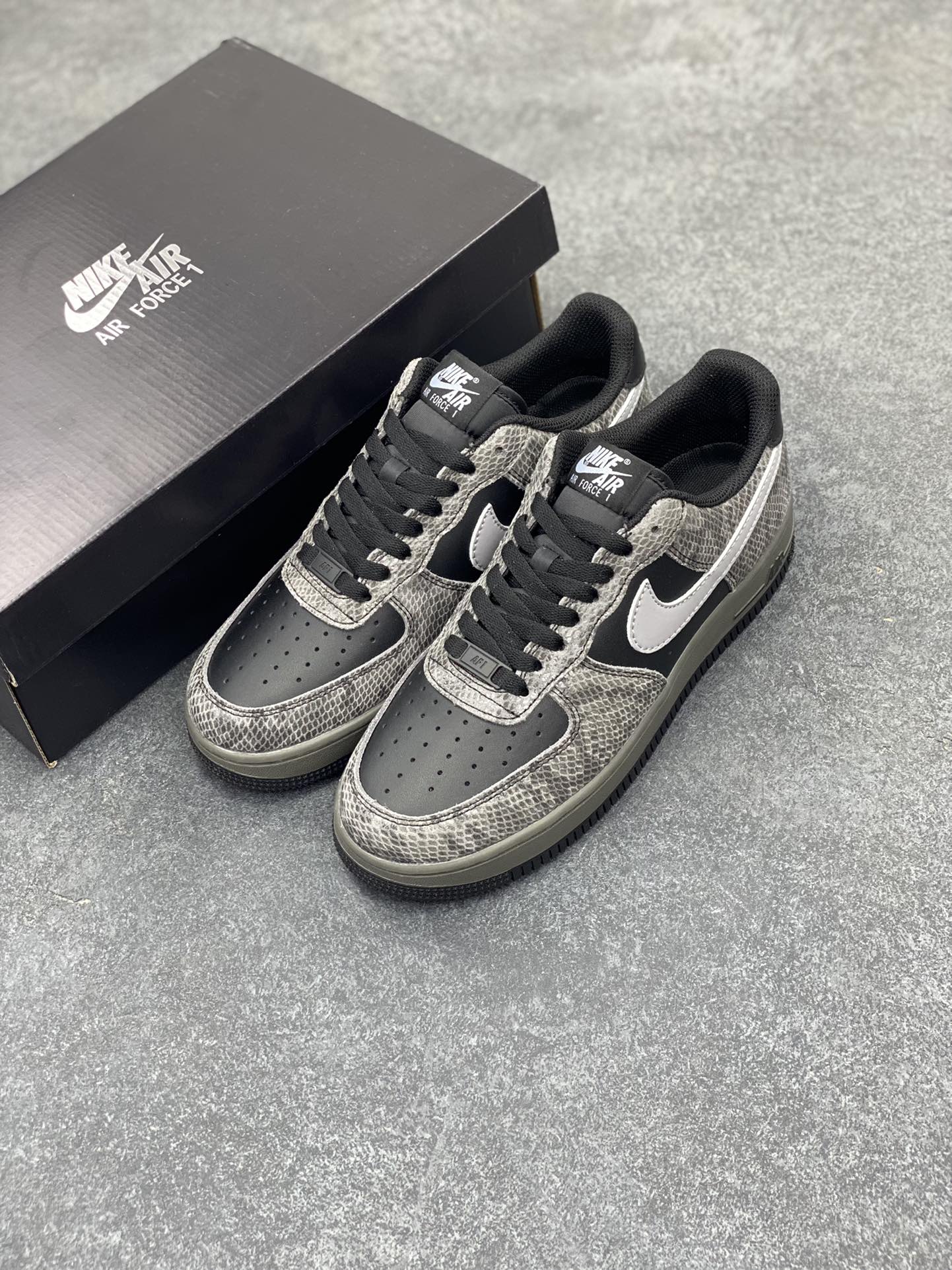 图片[8]-Nike Air Force 1 Low 蛇年黑灰 空军一号低帮运动板鞋 原楦头原纸板 打造纯正空军版型#专注外贸渠道 全掌内置蜂窝气垫 #原盒配件 原厂中底钢印、拉帮完美 货号：HF2898-001 尺码：36 36.5 37.5 38 38.5 39 40 40.5 41 42 42.5 43 44 44.5 45-选品中心