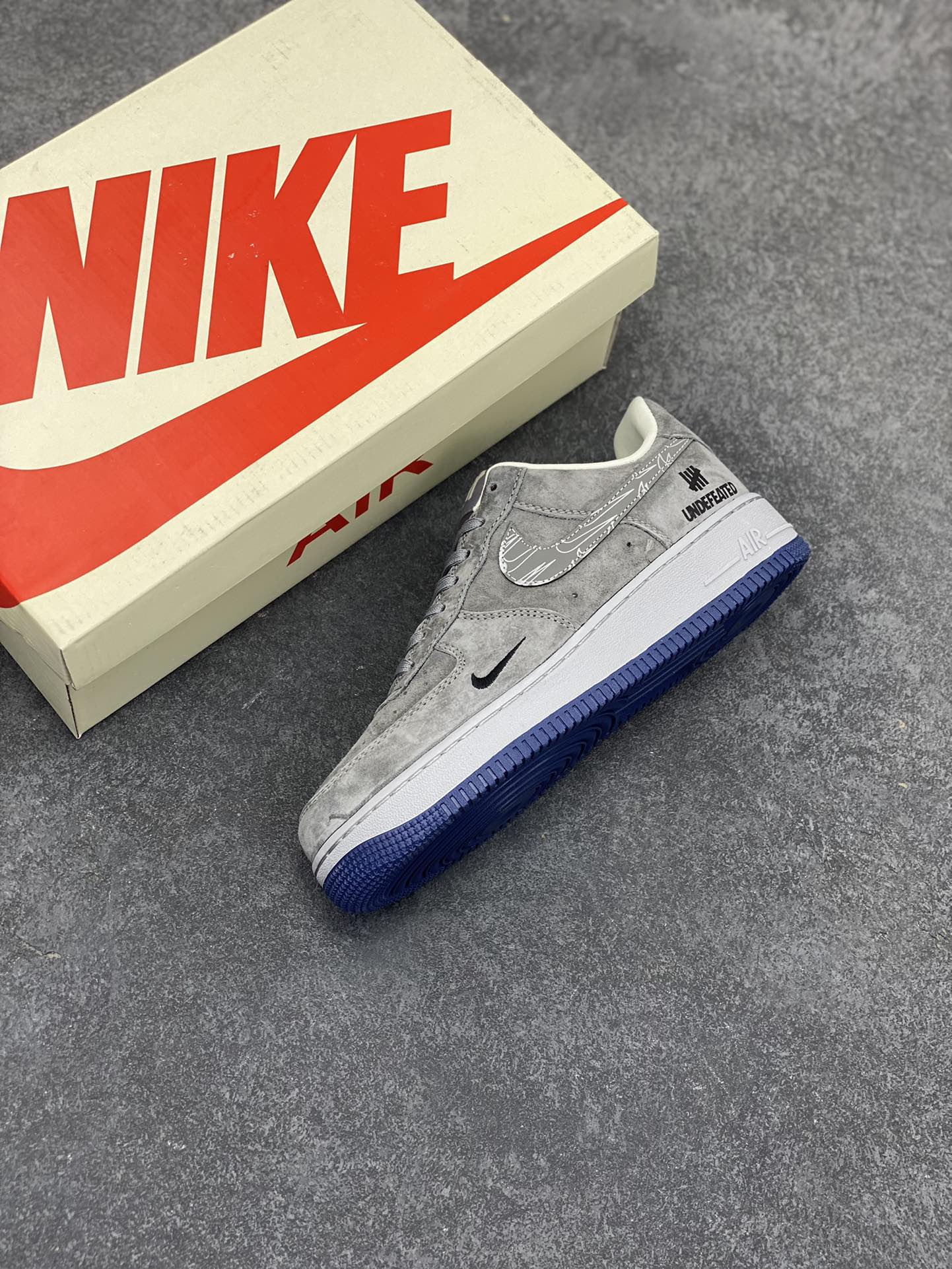 图片[7]-NIke Air Force 1 \’07 Low “UN联名——重影灰猪八”空军一号 低帮 运动鞋 休闲鞋 折边针车 工艺难度大 原楦头原纸板 原装鞋盒 定制五金配件 内置全掌气垫 原厂鞋底 货号：DF0188-018 尺码：36 36.5 37.5 38 38.5 39 40 40.5 41 42 42.5 43 44 44.5 45-选品中心