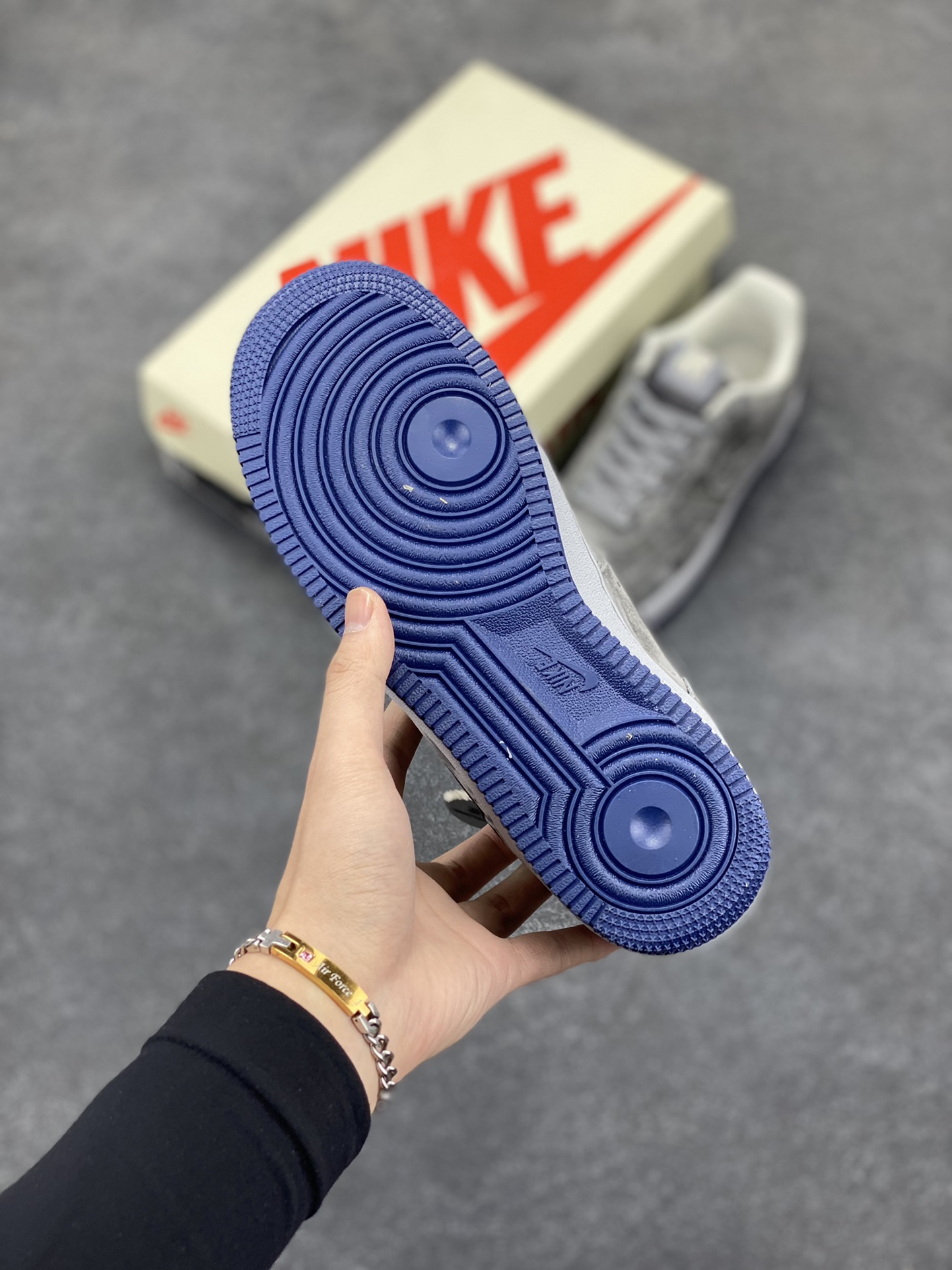 图片[5]-NIke Air Force 1 \’07 Low “UN联名——重影灰猪八”空军一号 低帮 运动鞋 休闲鞋 折边针车 工艺难度大 原楦头原纸板 原装鞋盒 定制五金配件 内置全掌气垫 原厂鞋底 货号：DF0188-018 尺码：36 36.5 37.5 38 38.5 39 40 40.5 41 42 42.5 43 44 44.5 45-选品中心