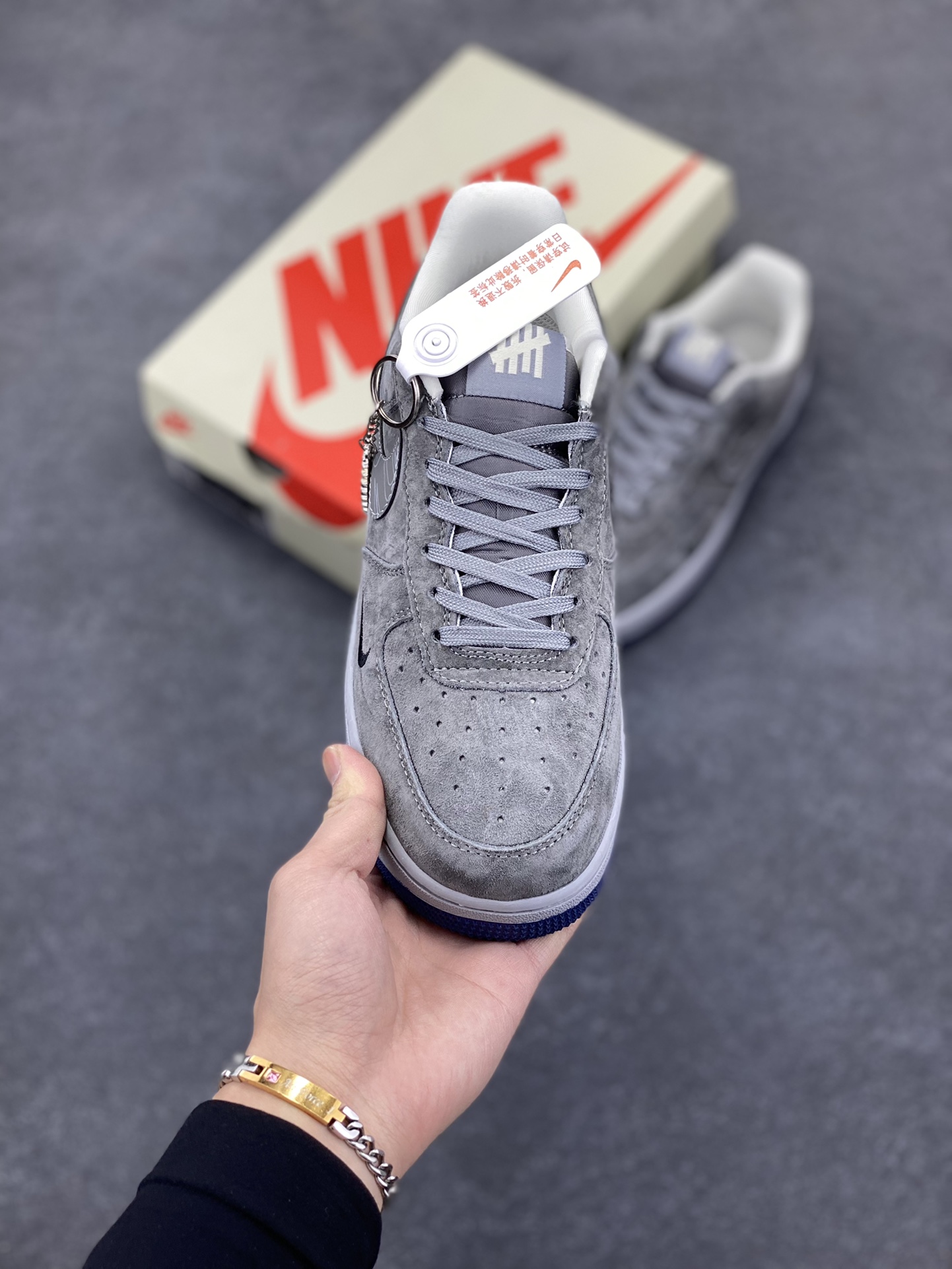 图片[2]-NIke Air Force 1 \’07 Low “UN联名——重影灰猪八”空军一号 低帮 运动鞋 休闲鞋 折边针车 工艺难度大 原楦头原纸板 原装鞋盒 定制五金配件 内置全掌气垫 原厂鞋底 货号：DF0188-018 尺码：36 36.5 37.5 38 38.5 39 40 40.5 41 42 42.5 43 44 44.5 45-选品中心