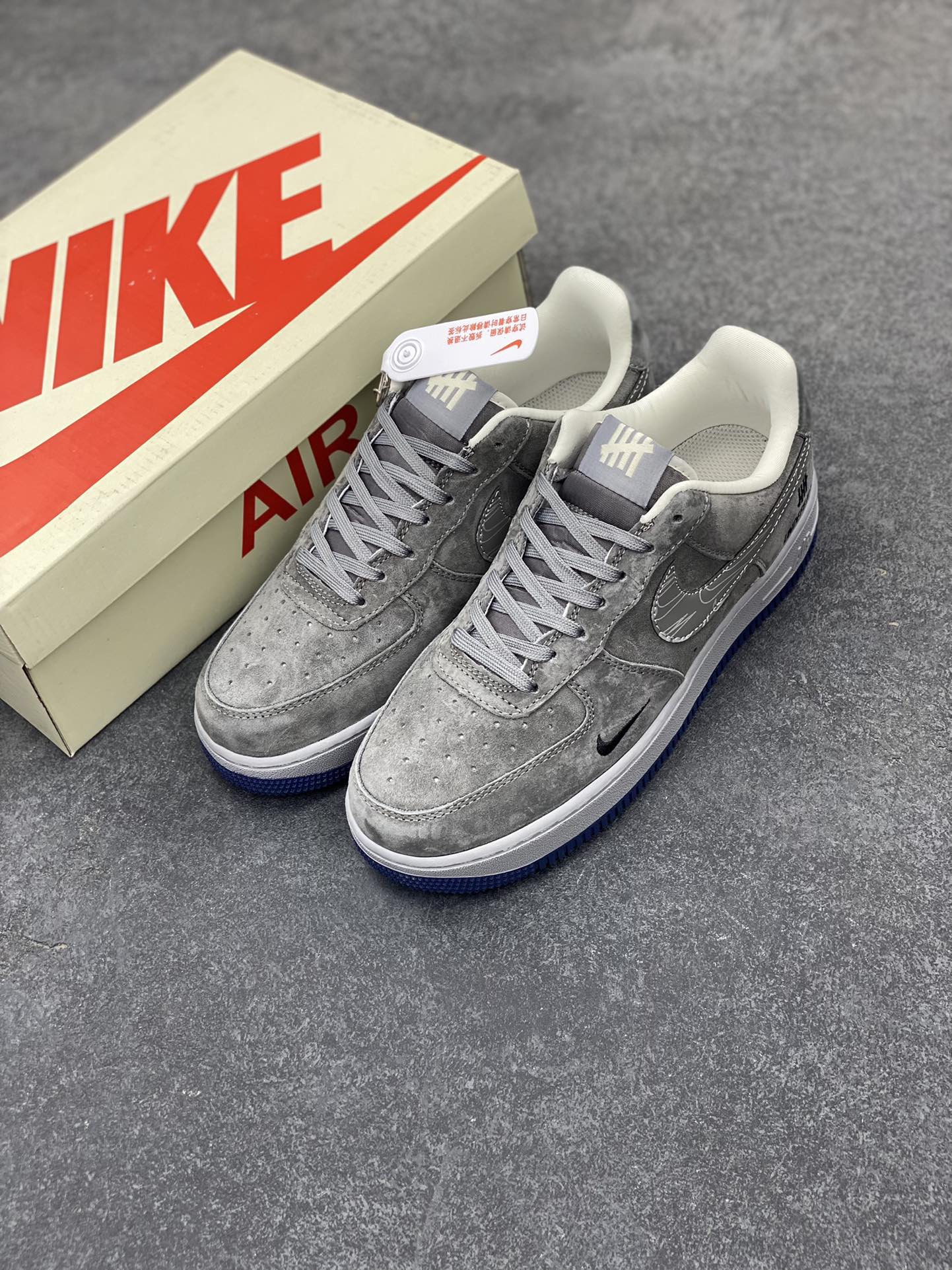 图片[8]-NIke Air Force 1 \’07 Low “UN联名——重影灰猪八”空军一号 低帮 运动鞋 休闲鞋 折边针车 工艺难度大 原楦头原纸板 原装鞋盒 定制五金配件 内置全掌气垫 原厂鞋底 货号：DF0188-018 尺码：36 36.5 37.5 38 38.5 39 40 40.5 41 42 42.5 43 44 44.5 45-选品中心